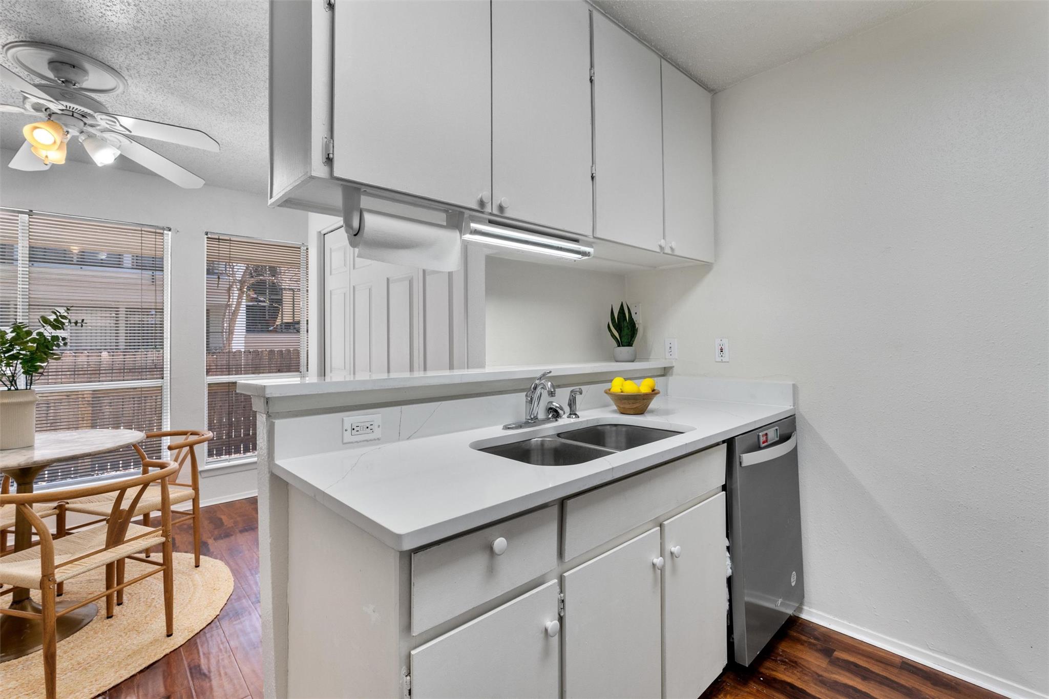 6910 Hart LN #203 — photo 4