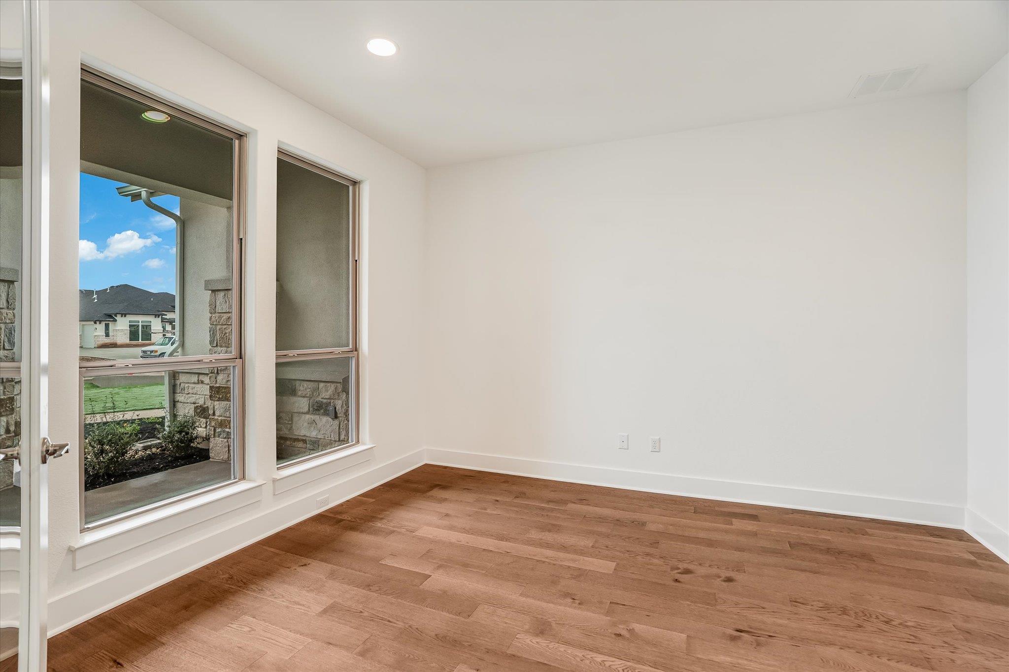2869 Honeywood DR — photo 4