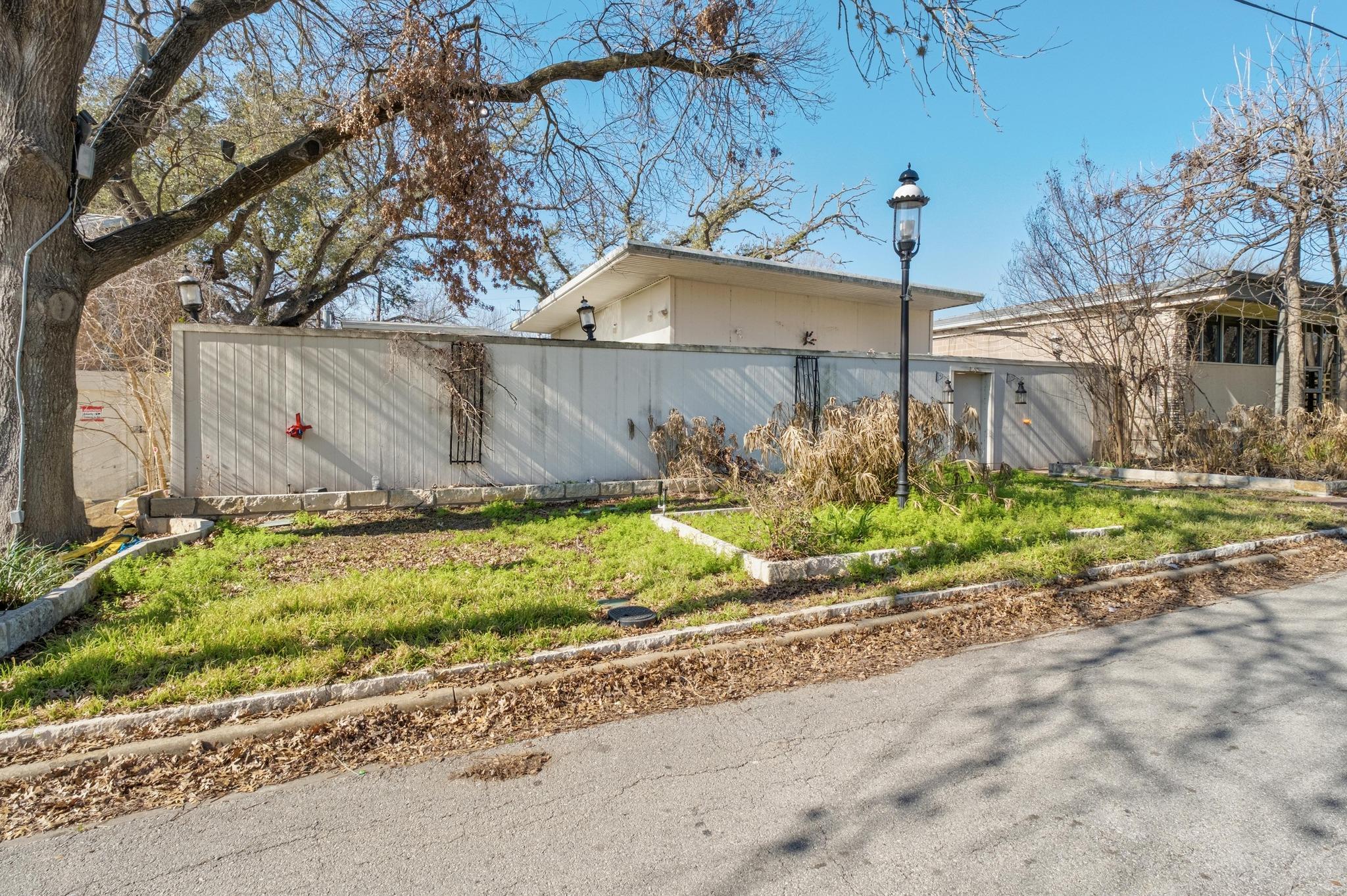 121 Scott ST — photo 3