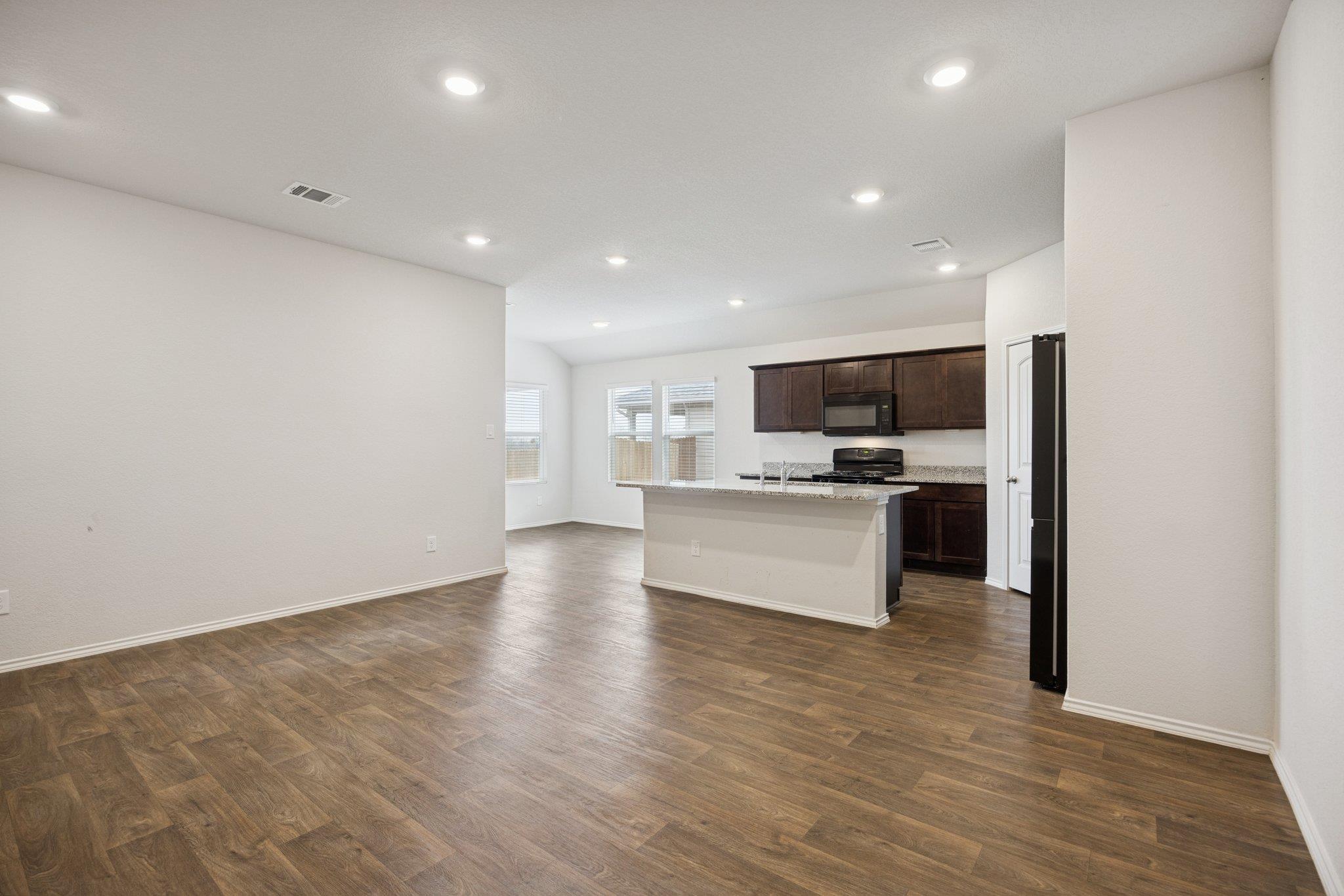 323 Shimmering CV — photo 4