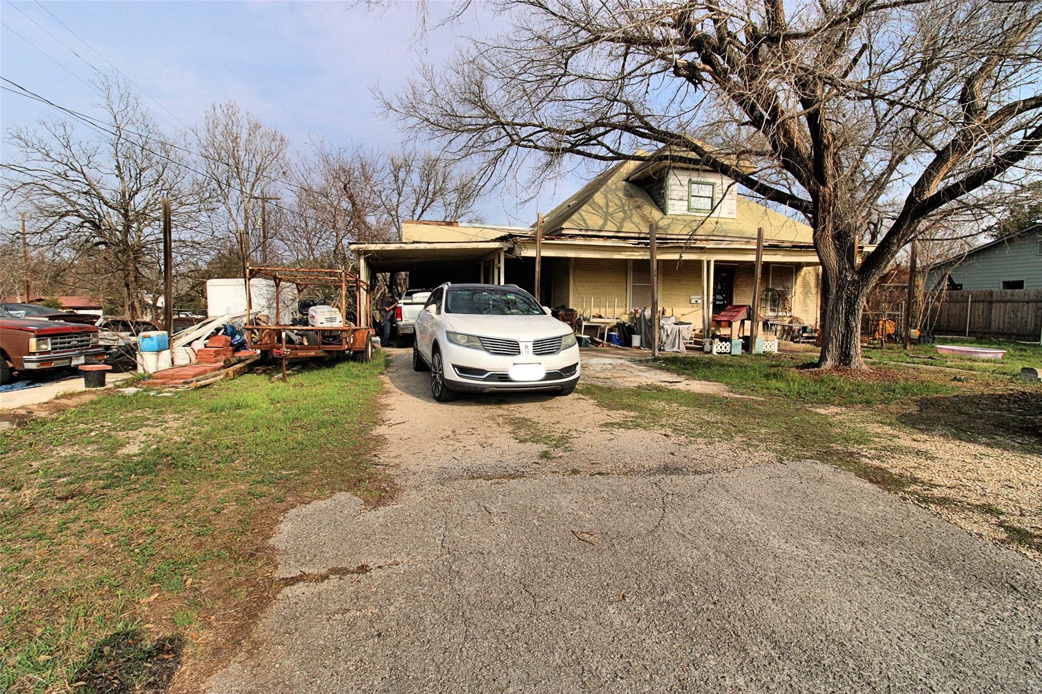 402 Trinity ST — photo 3