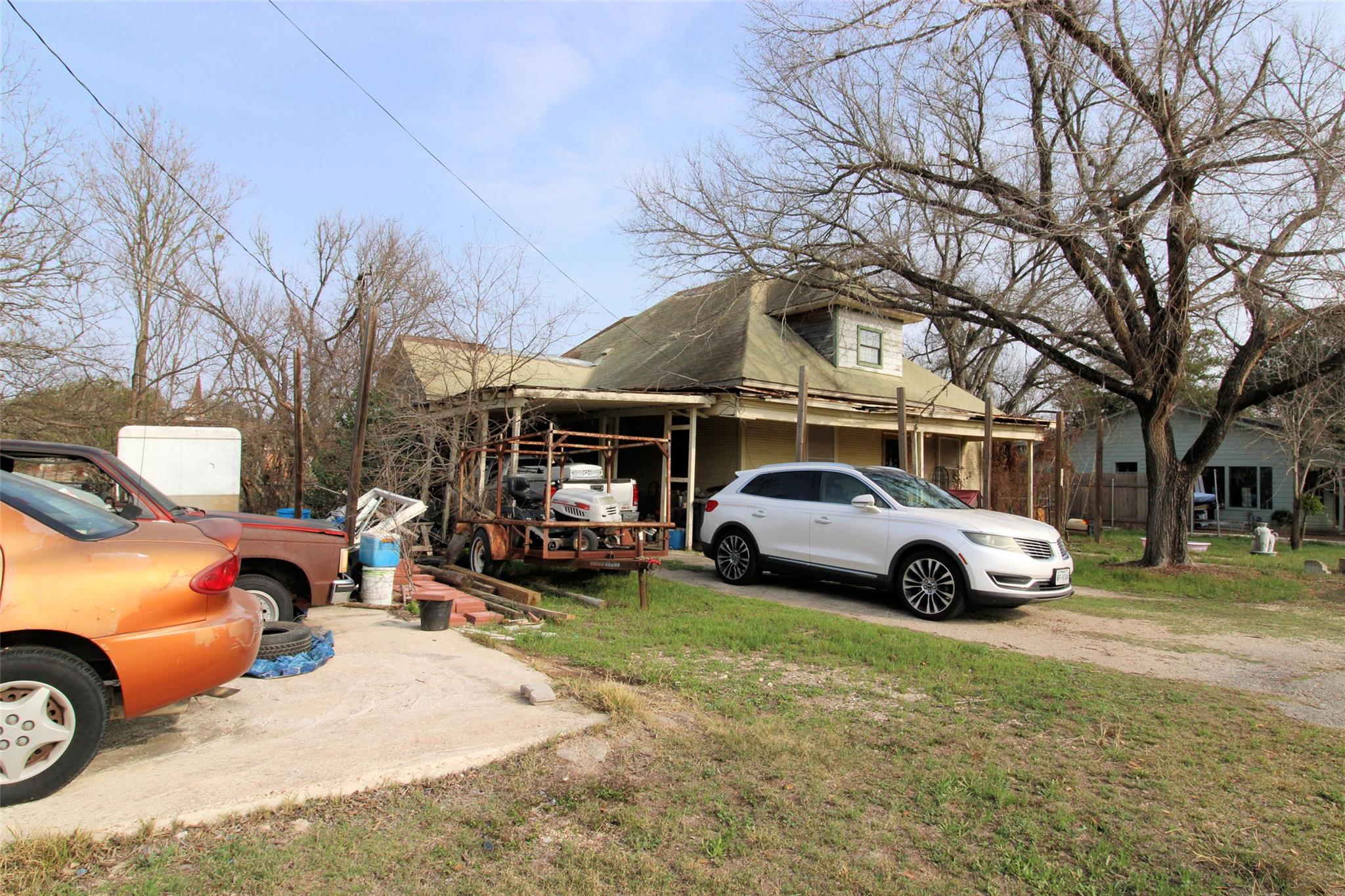 402 Trinity ST — photo 4