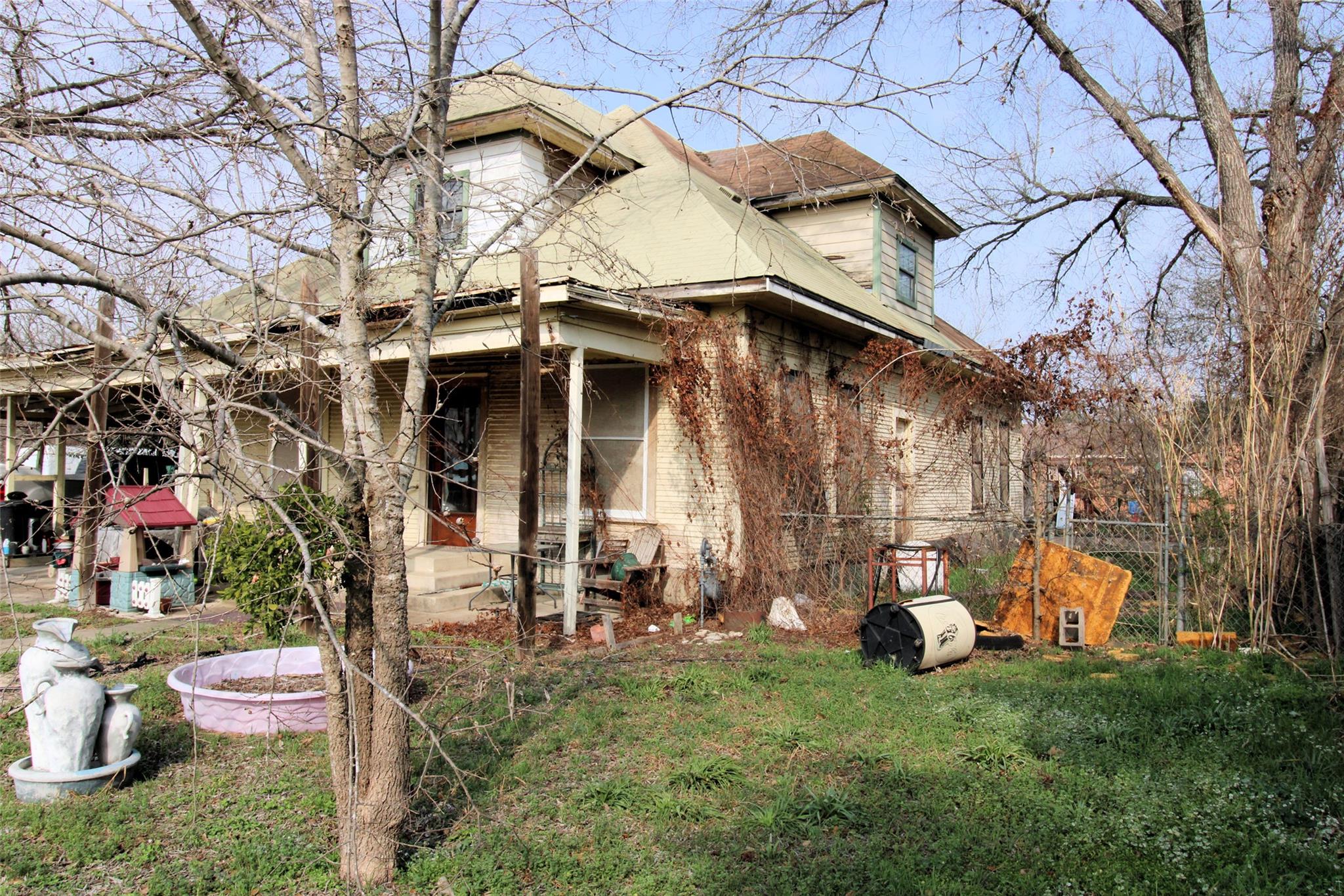 402 Trinity ST — photo 5