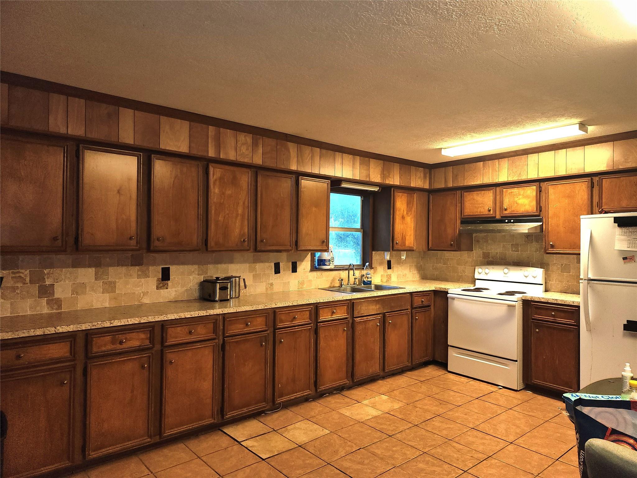 125 Hunters DR — photo 4
