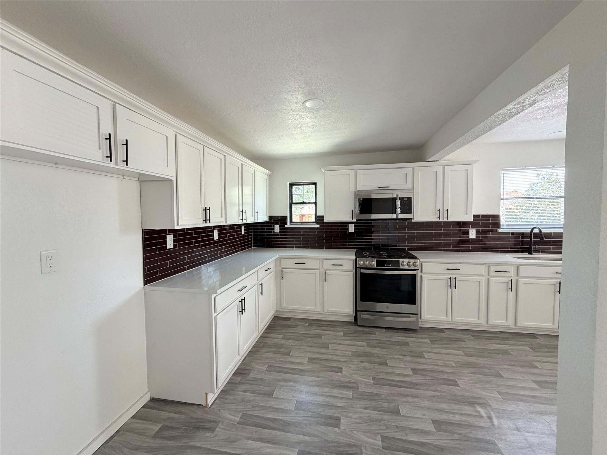 1504 Parkview LN — photo 5