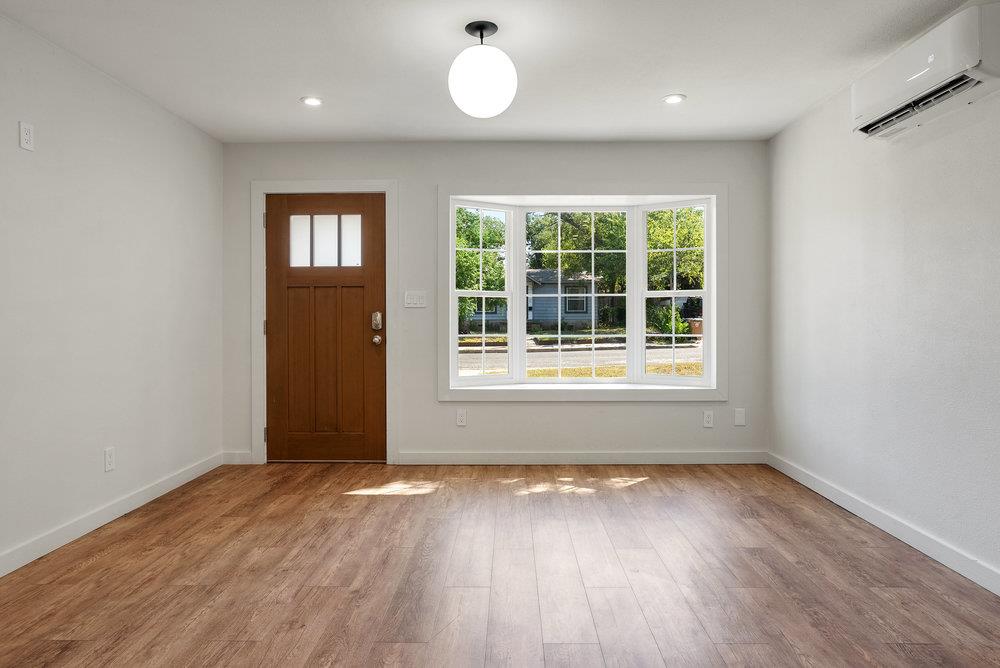 1176 Graham ST — photo 4
