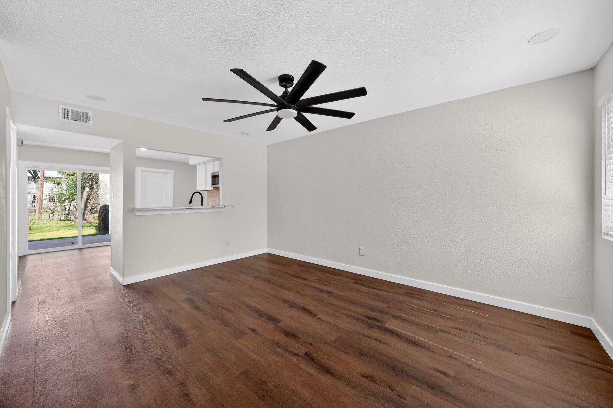 1402 Southport DR — photo 4