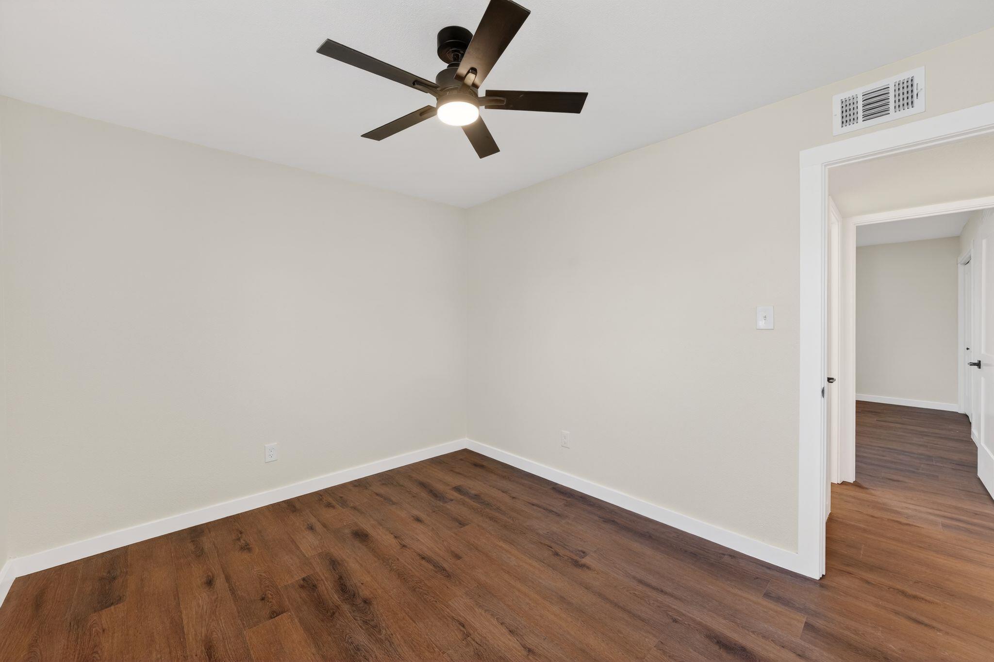 1402 Southport DR — photo 5