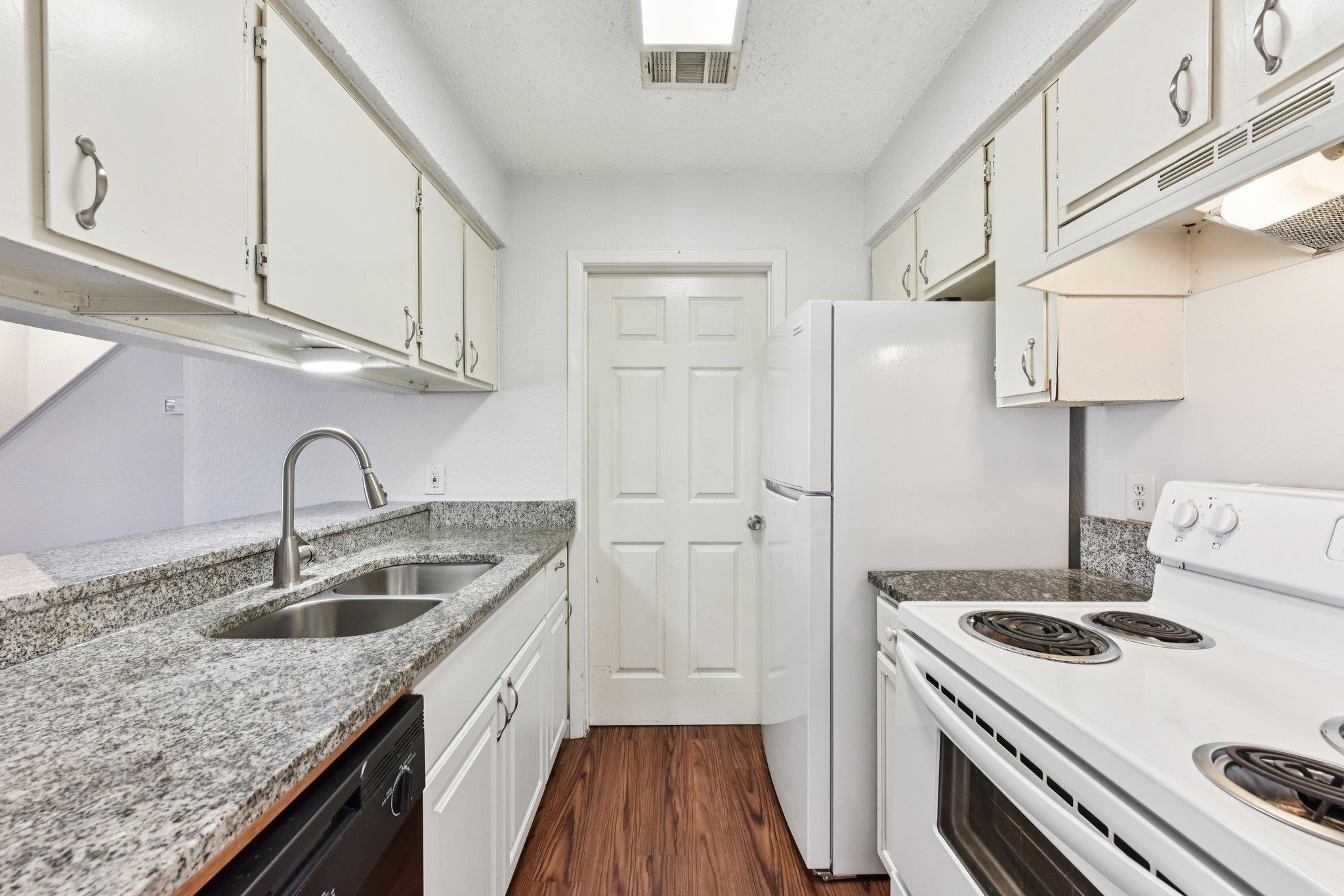 1210 Southport DR — photo 3