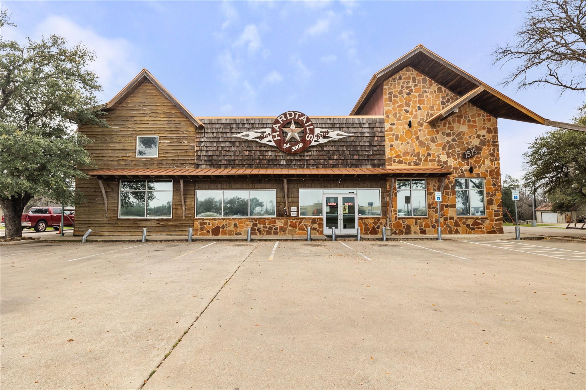 1515 IH 35 — photo 3
