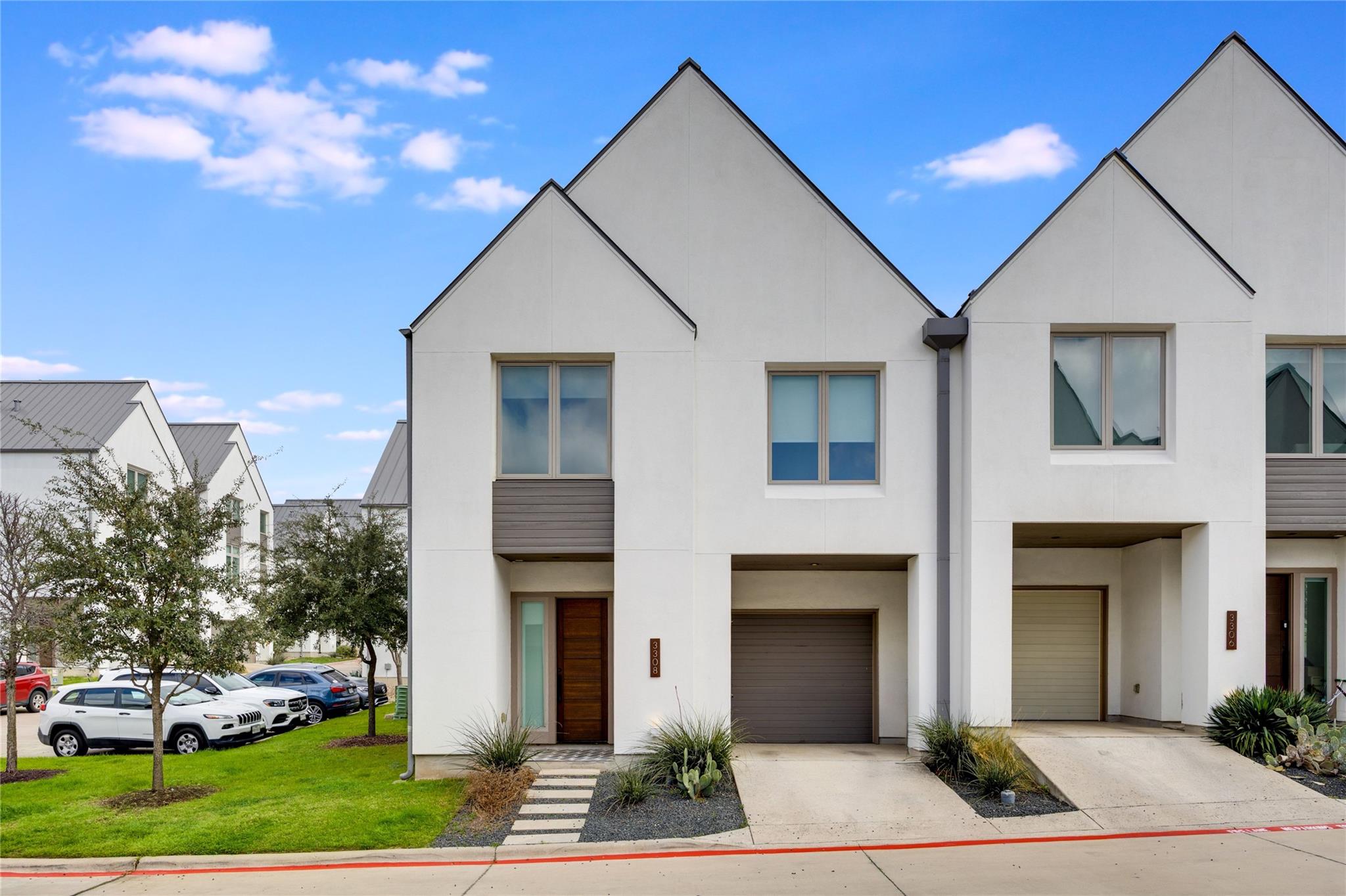 3308 Cantwell LN