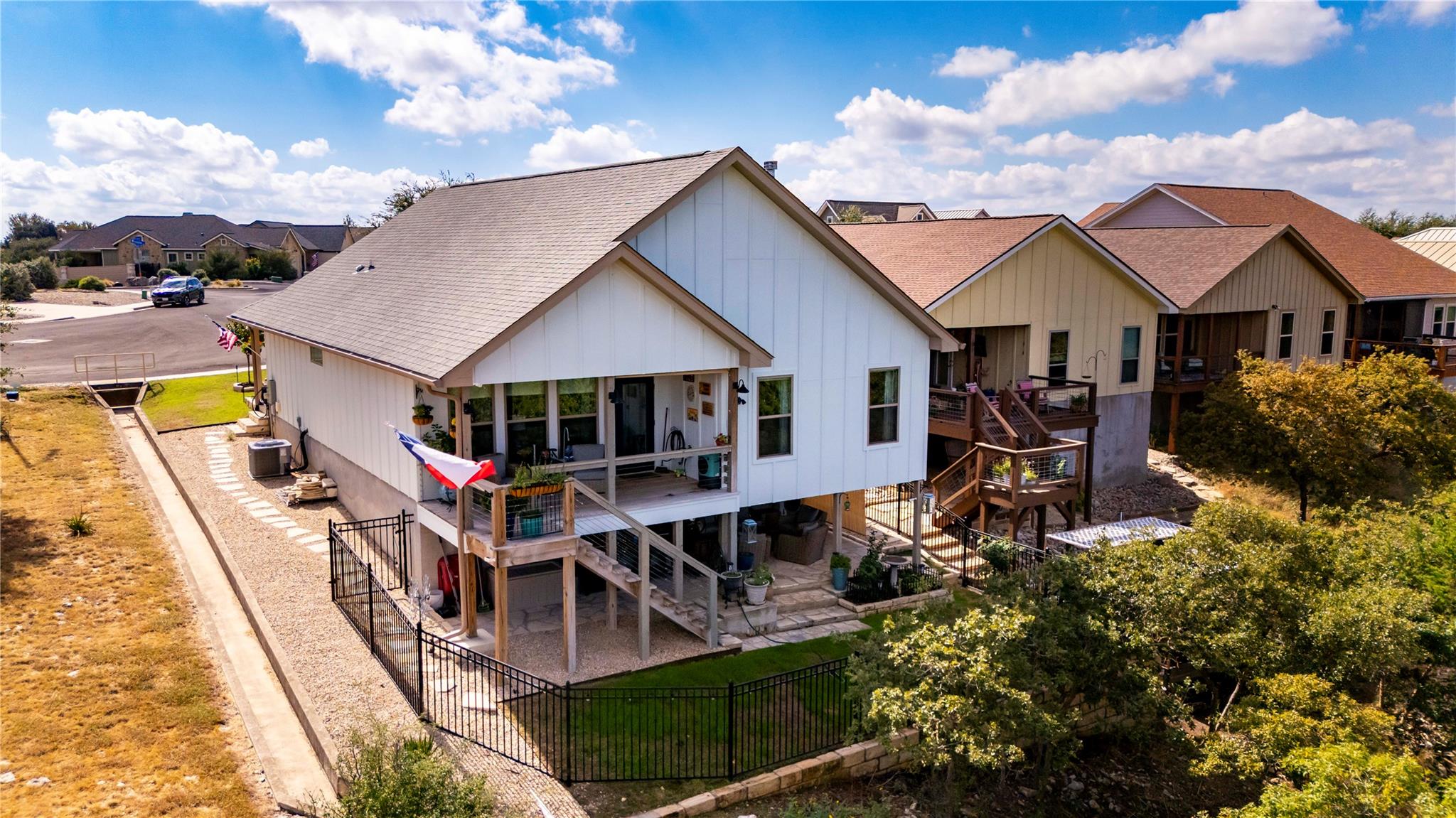 1057 Roanoke LN — photo 3