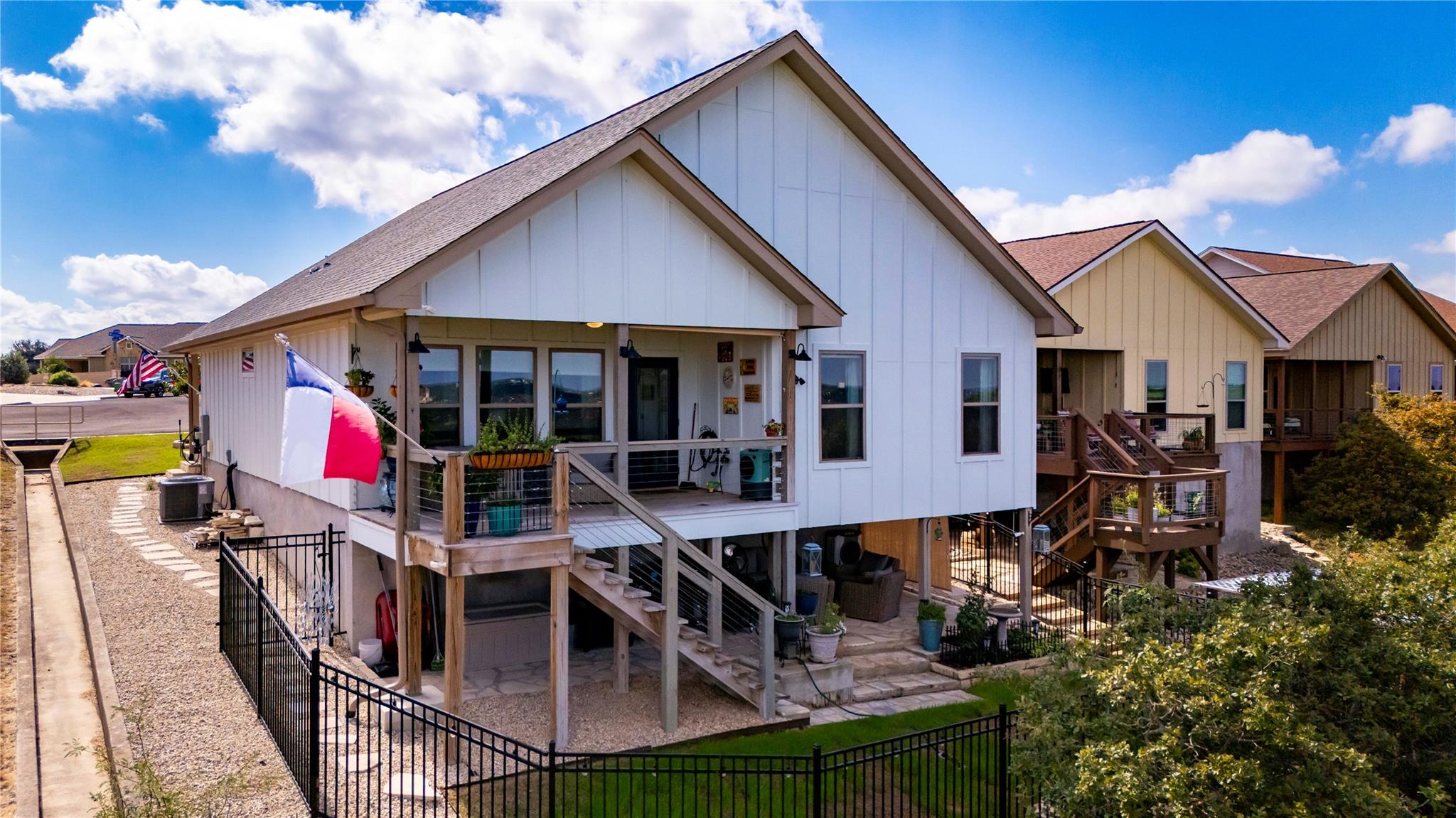 1057 Roanoke LN — photo 4