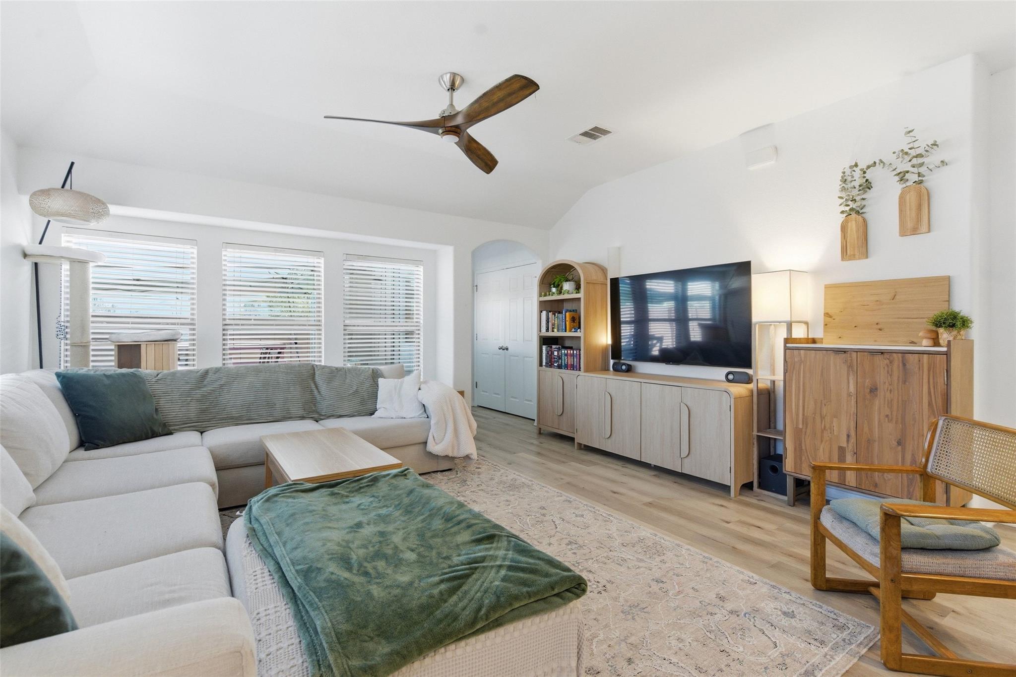 2513 Winchell LN — photo 3