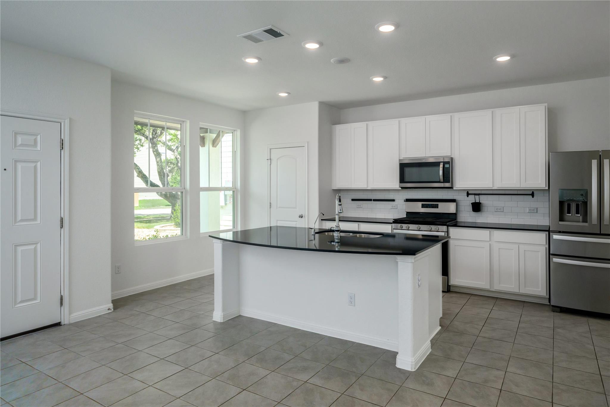 2540 Acoma LN — photo 3