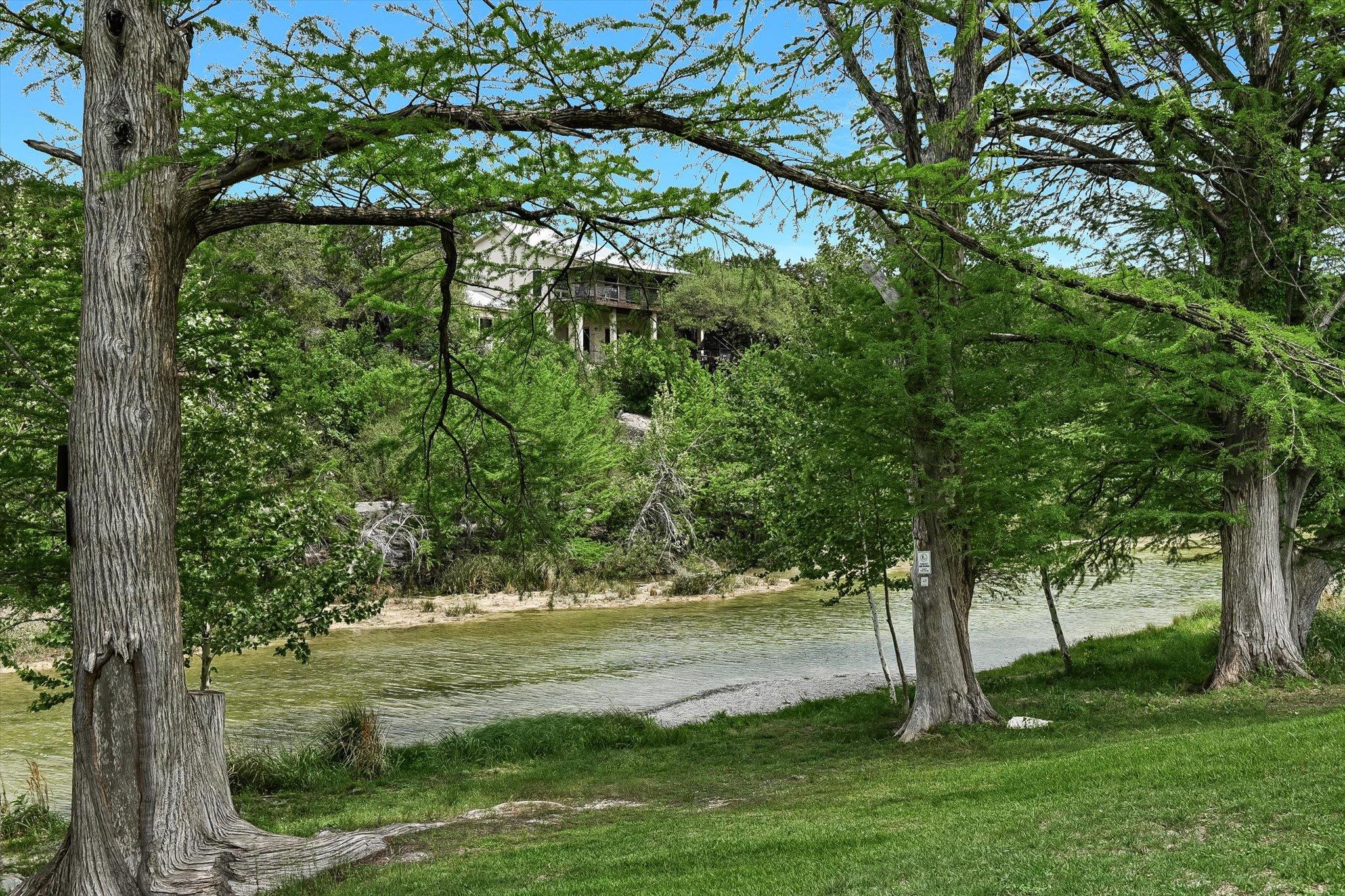695 Sunset DR — photo 3