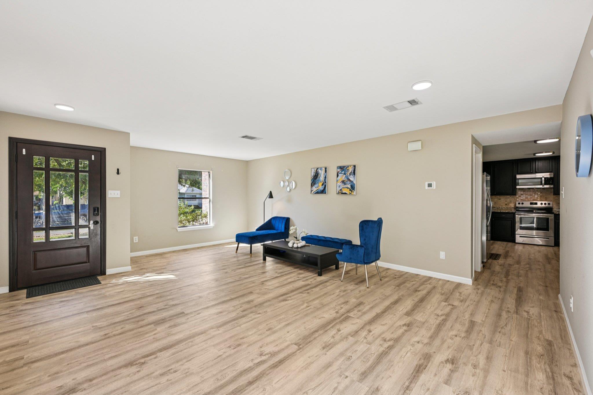 502 Woodford DR — photo 4