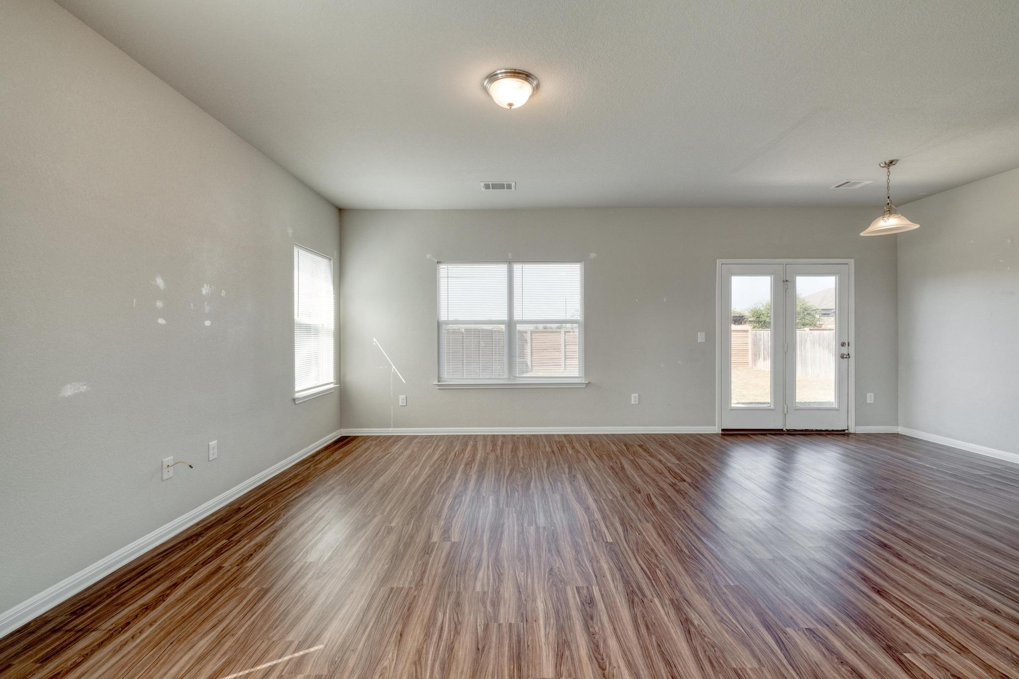 108 Kleberg CT — photo 3