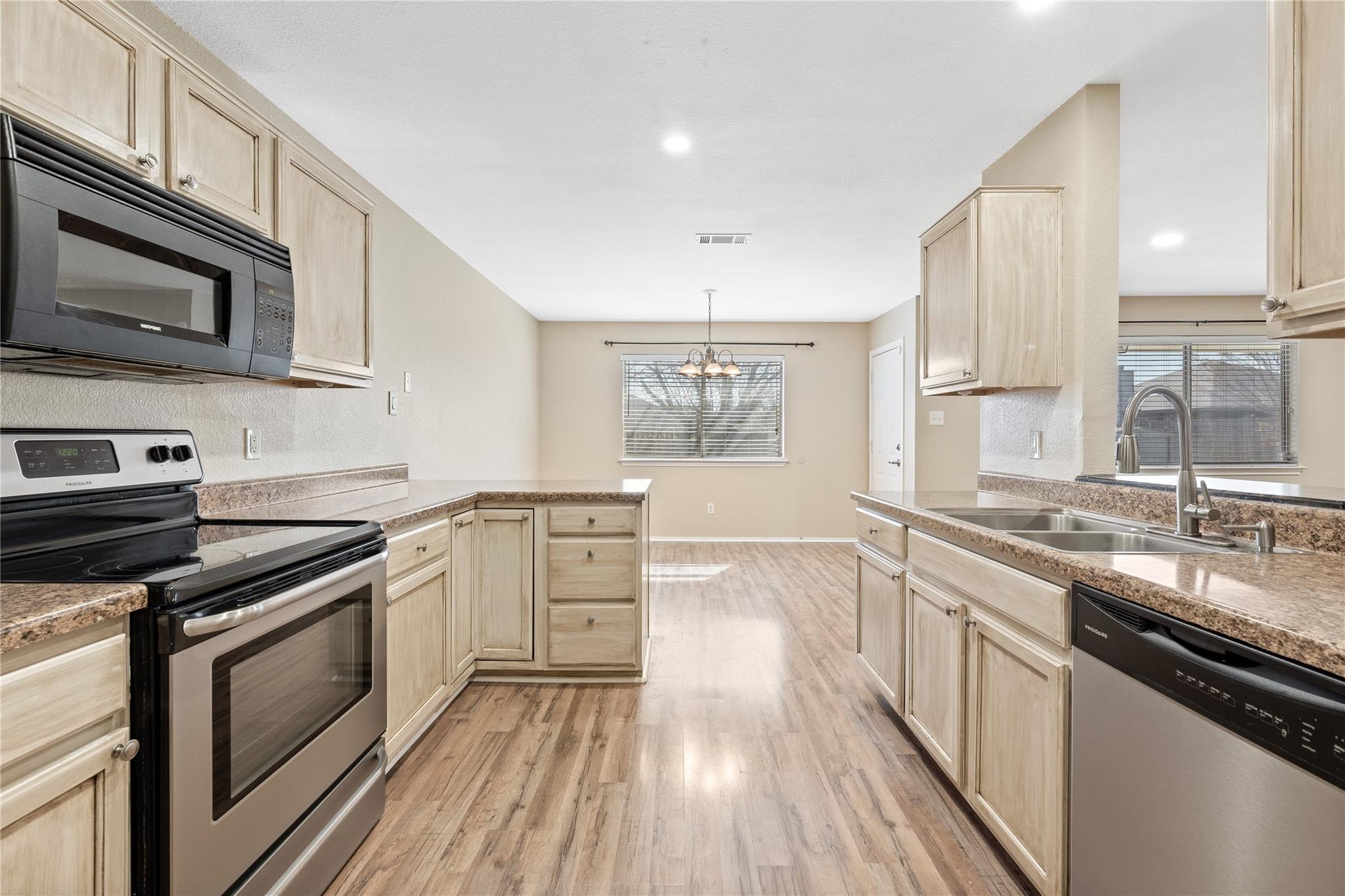 210 Mesquite CIR — photo 5