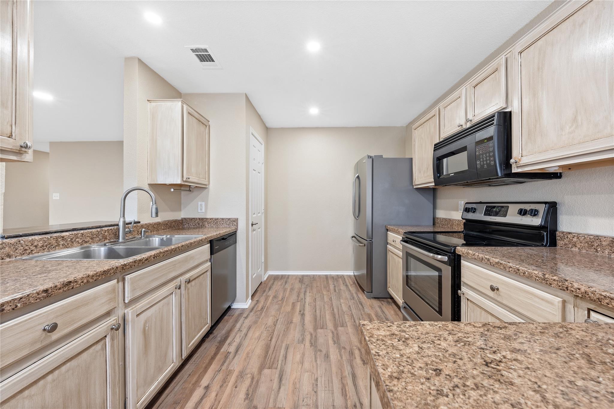 210 Mesquite CIR — photo 3