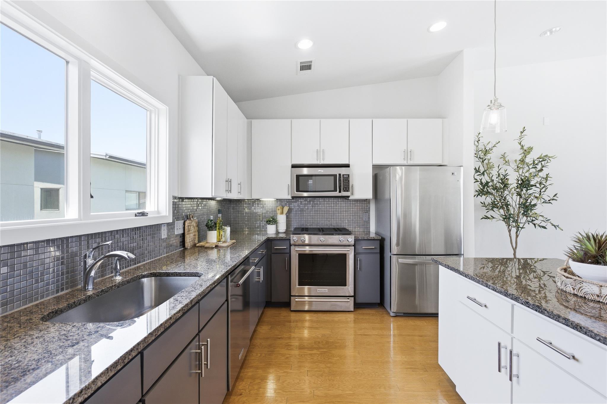 1702 Lamar BLVD #12 — photo 4