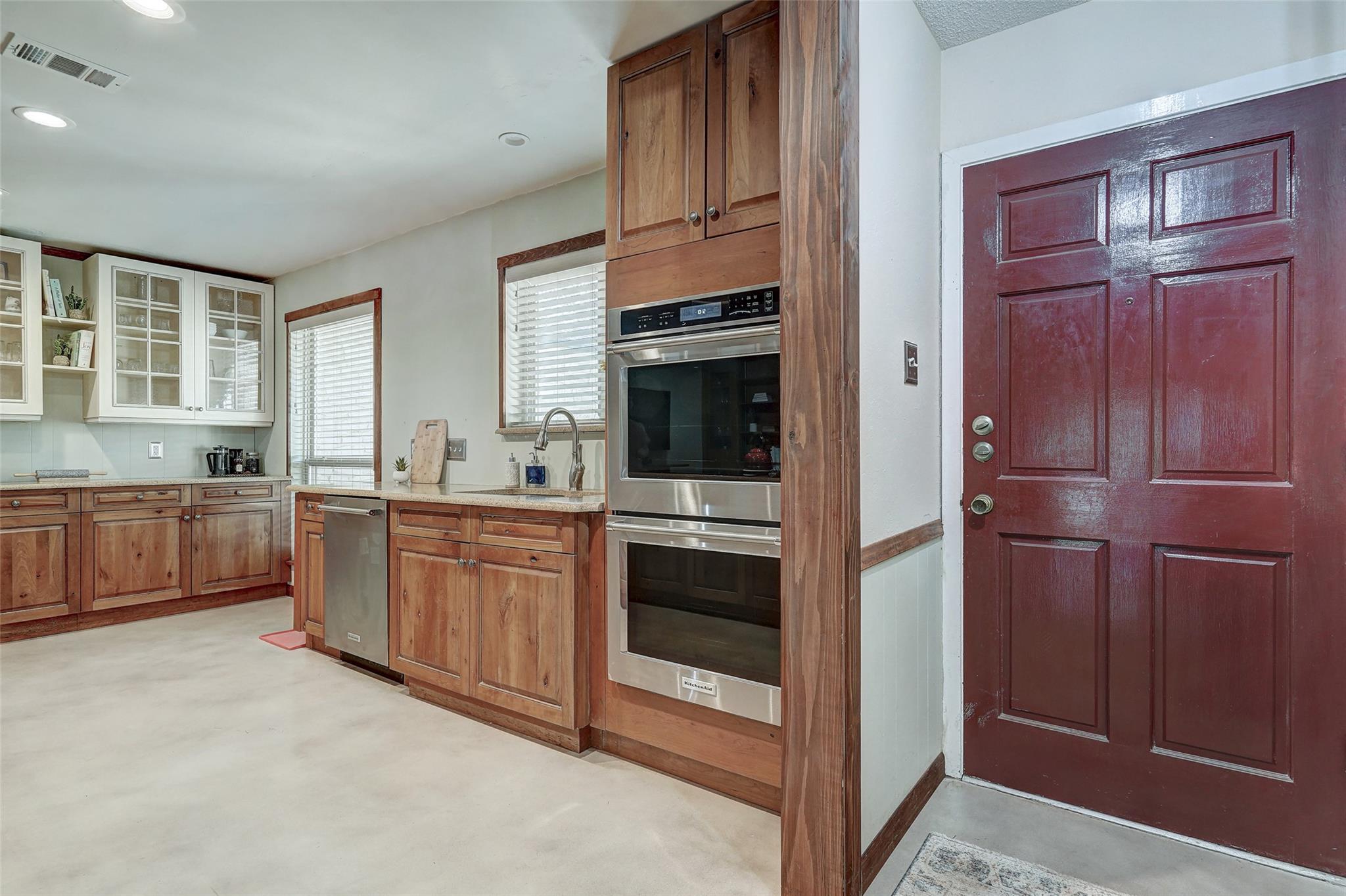 1105 Riviera CIR — photo 4