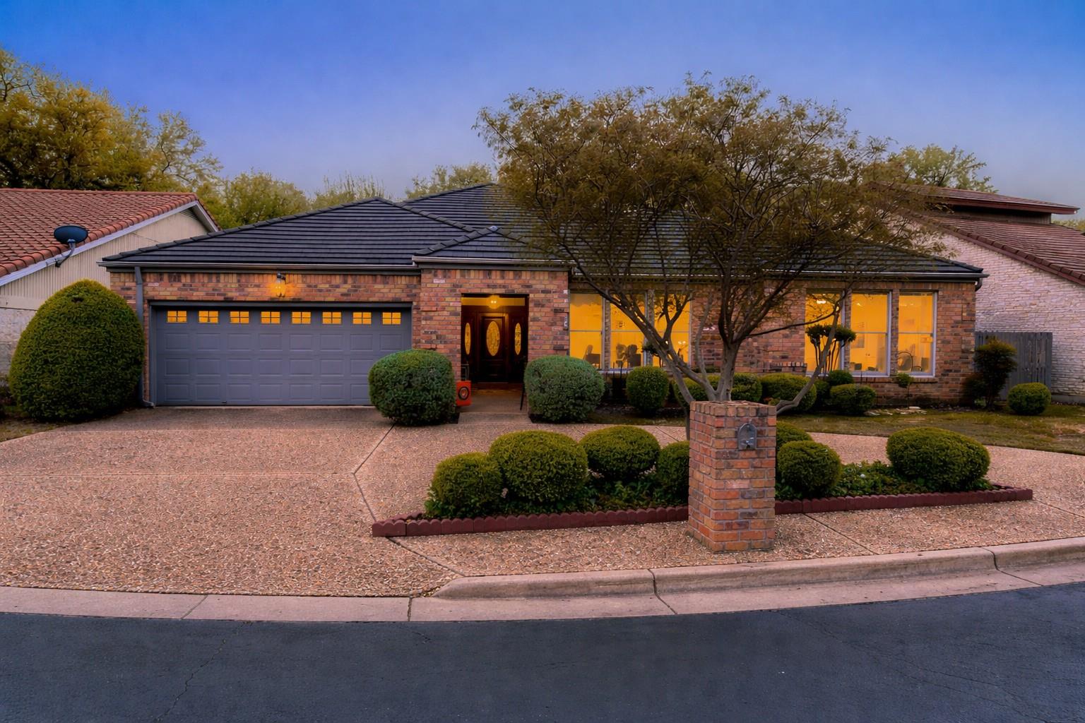 10904 Legends LN — photo 3