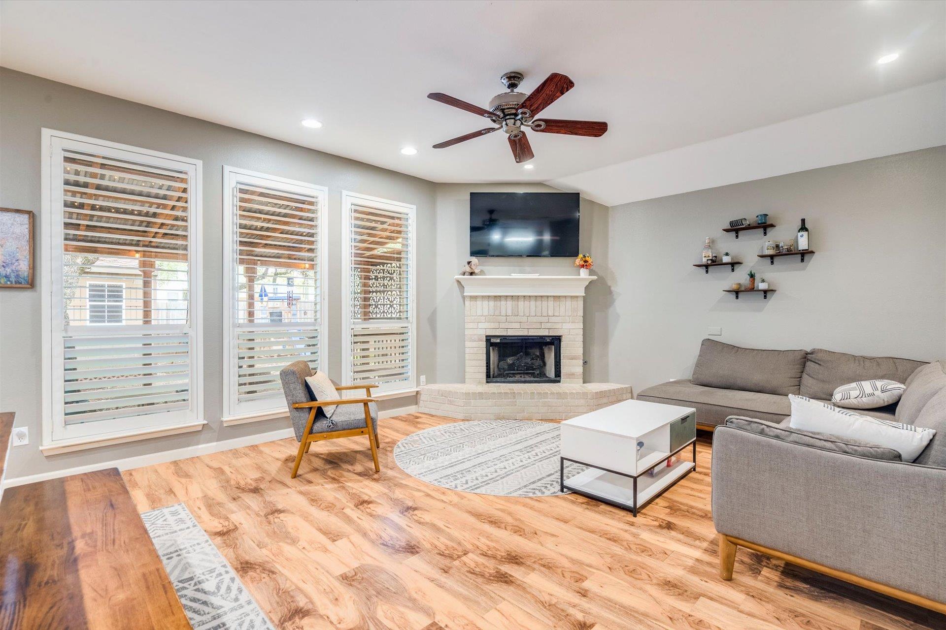 809 Hilltop DR — photo 4