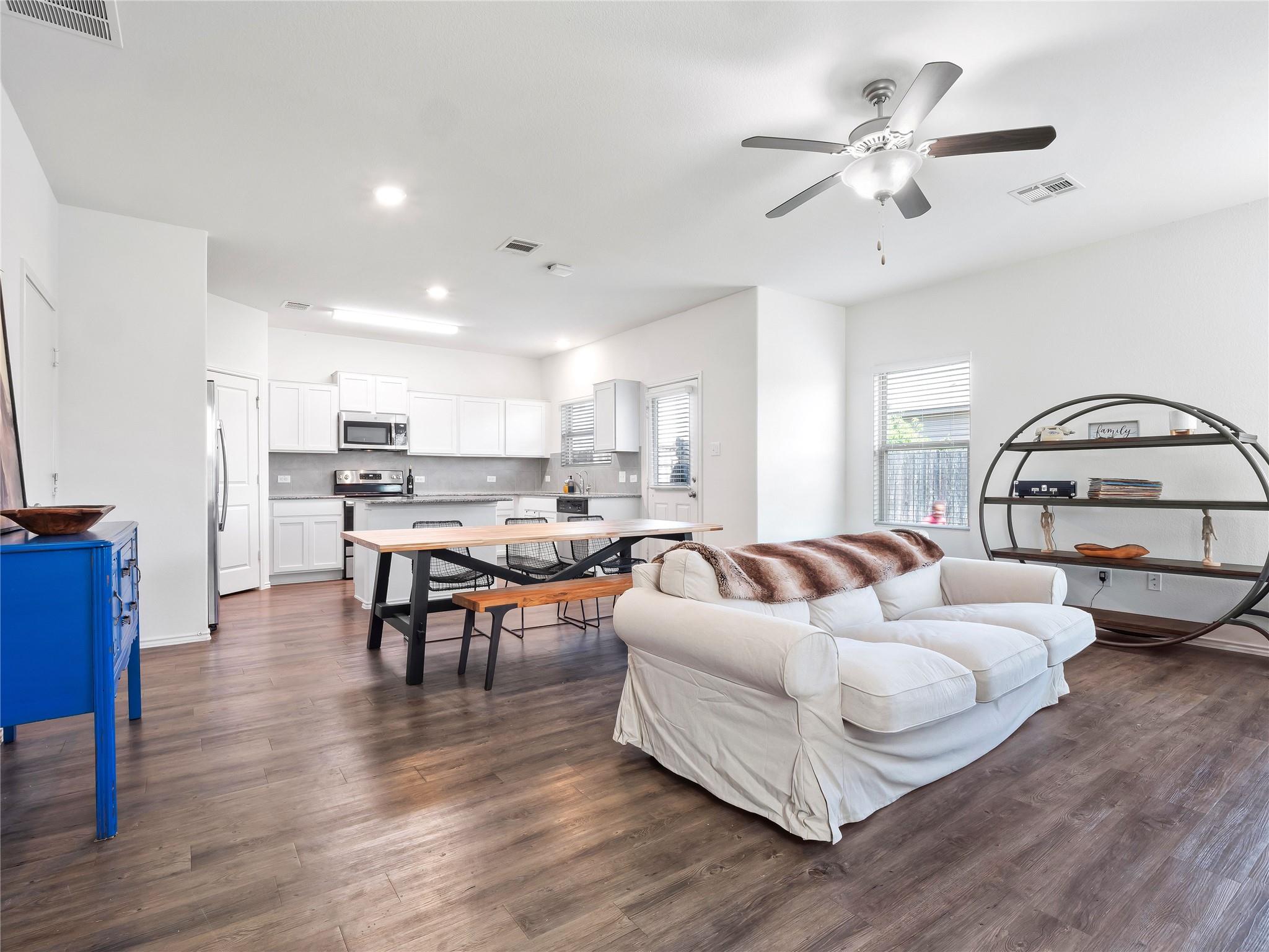 109 Comet DR #3J — photo 3
