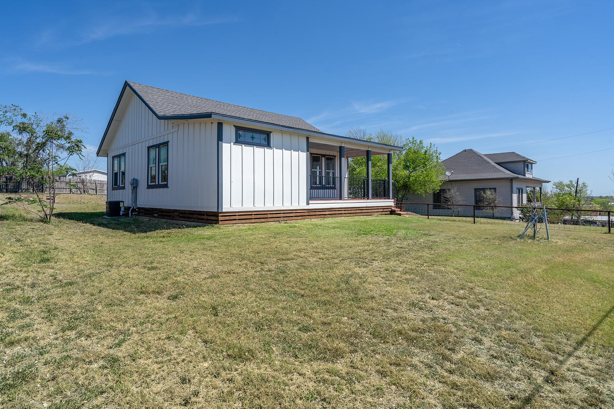 302 Austin ST — photo 3