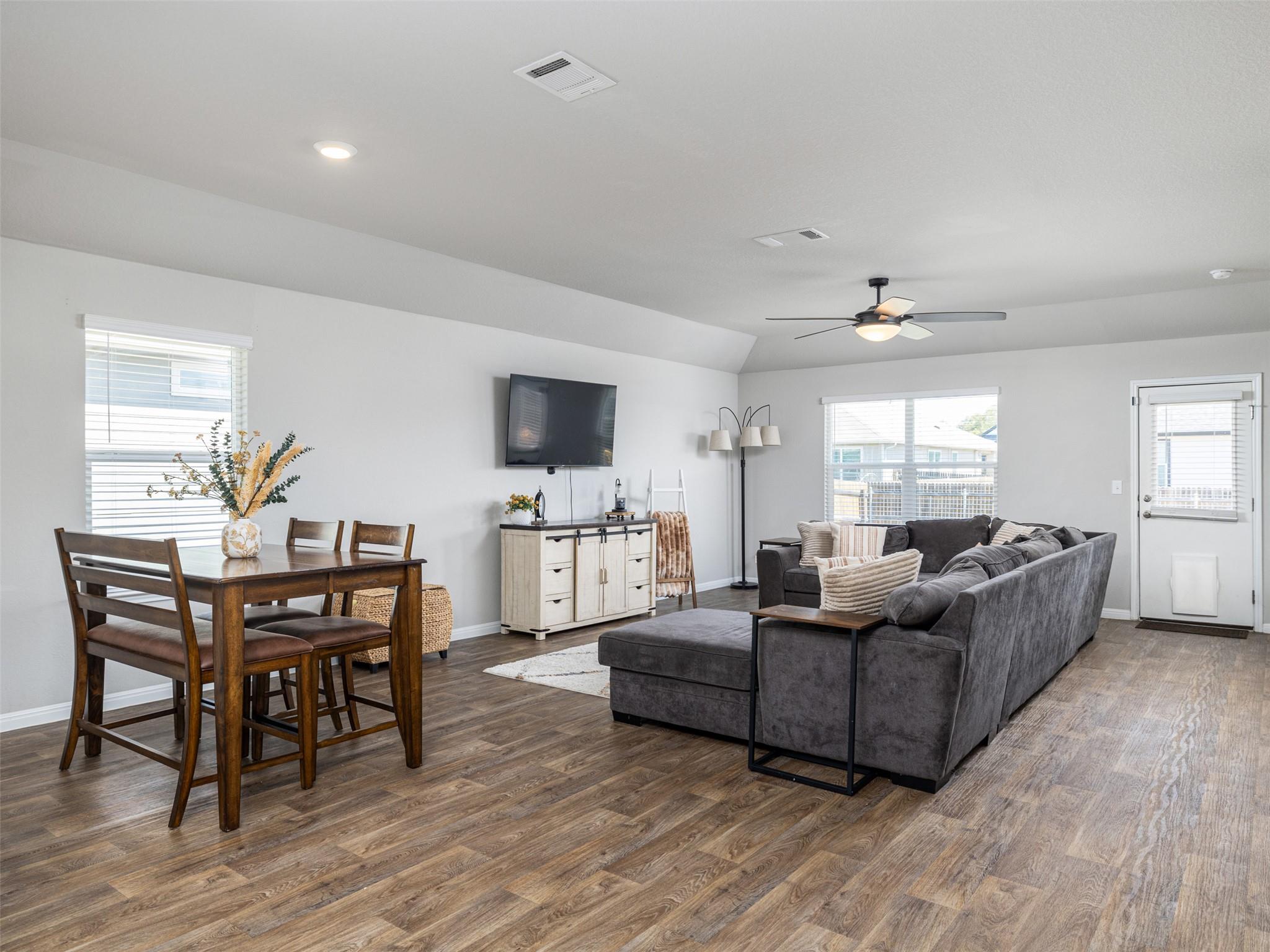 201 Bunting LN — photo 4