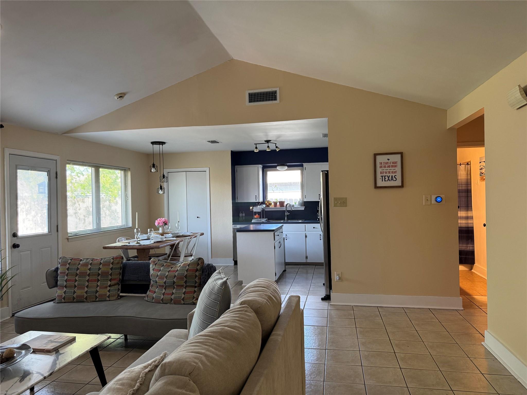 102 Skyloop DR — photo 3