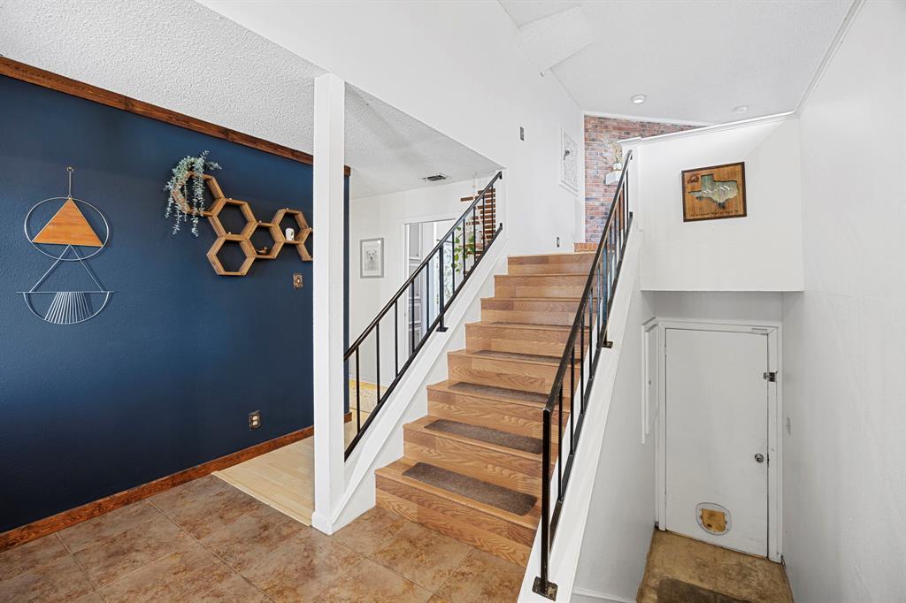 706 Cambridge DR — photo 4