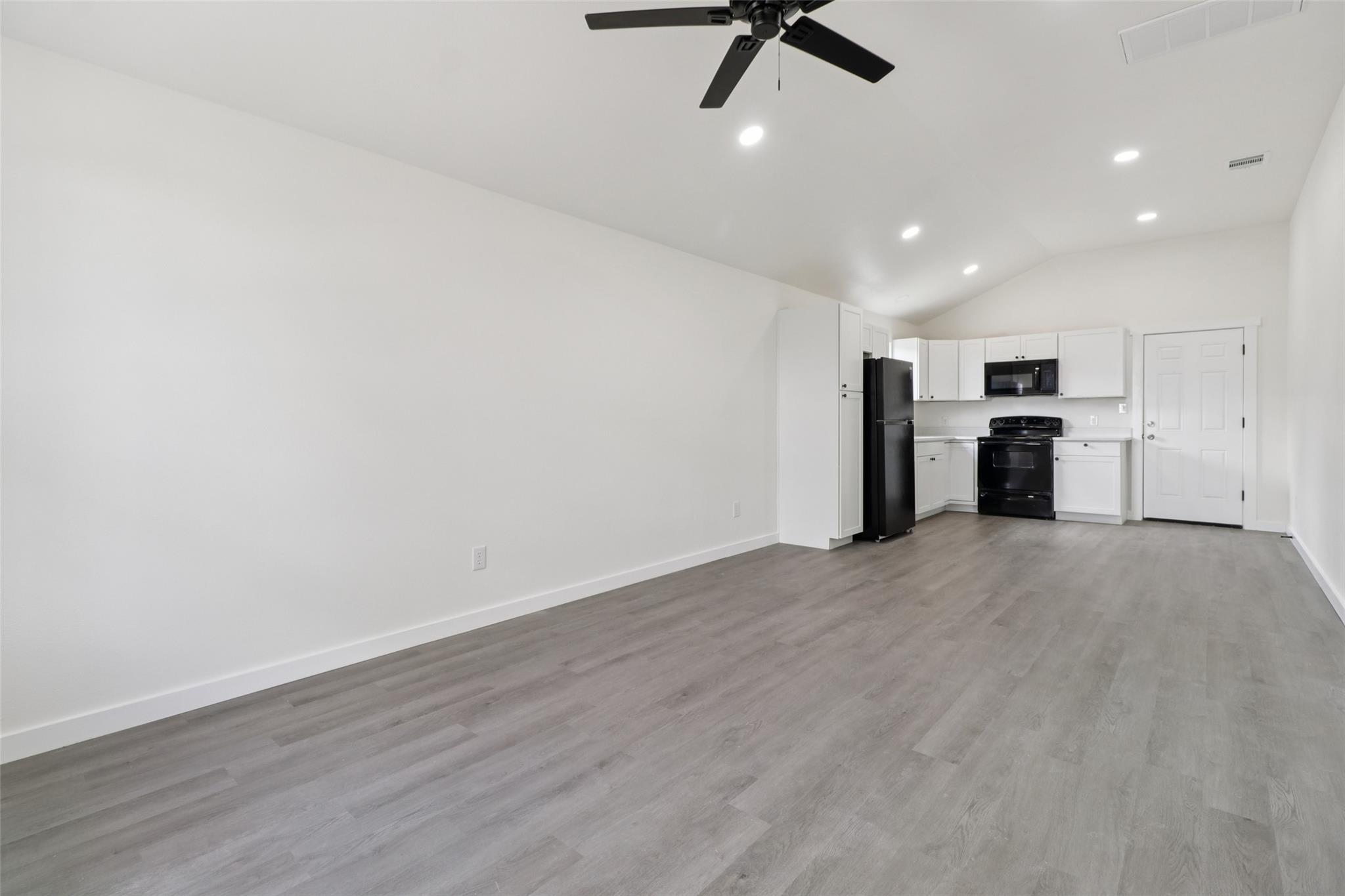 1087 Schubert LN #D — photo 4