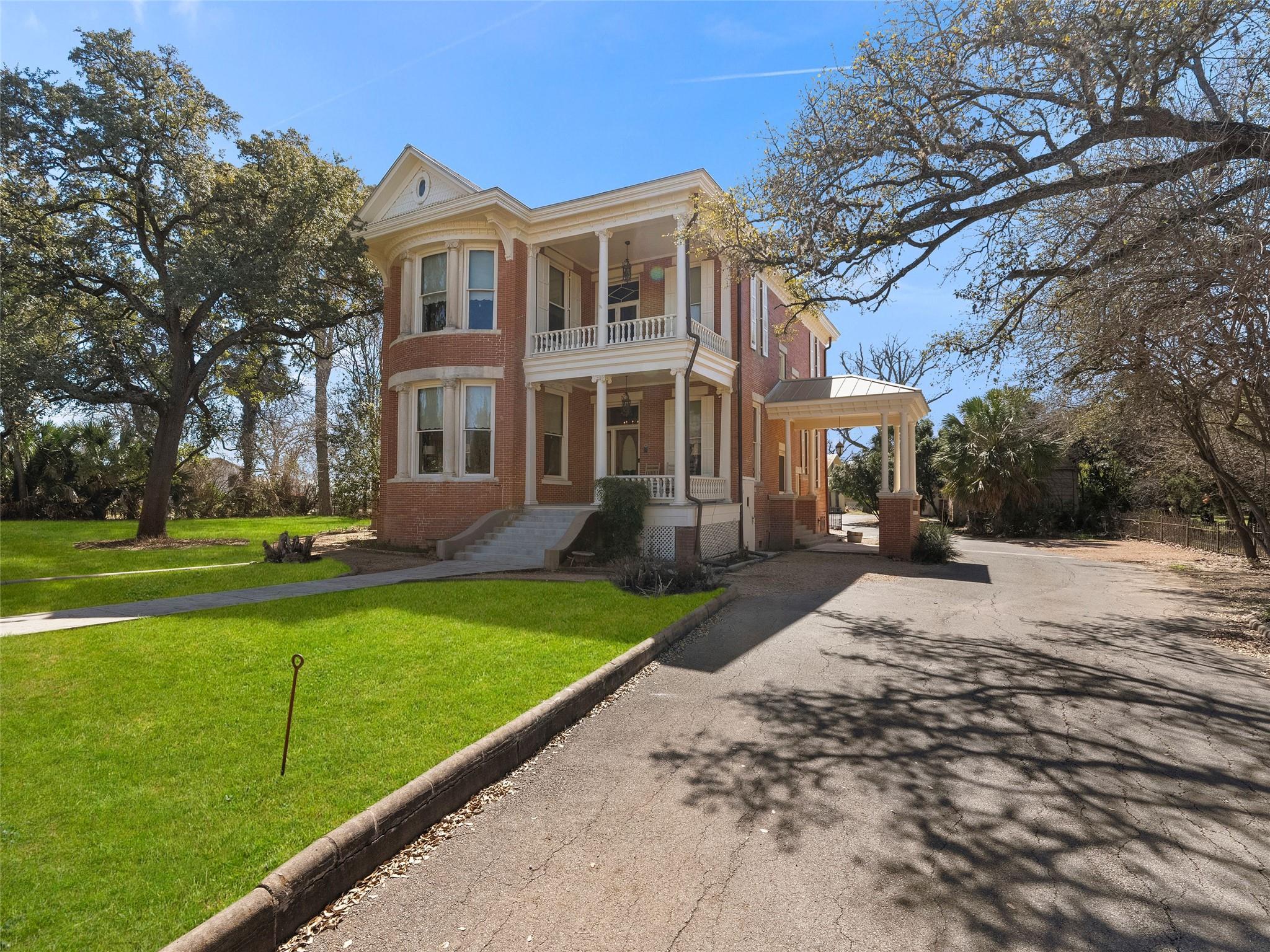 372 Magazine Ave — photo 3