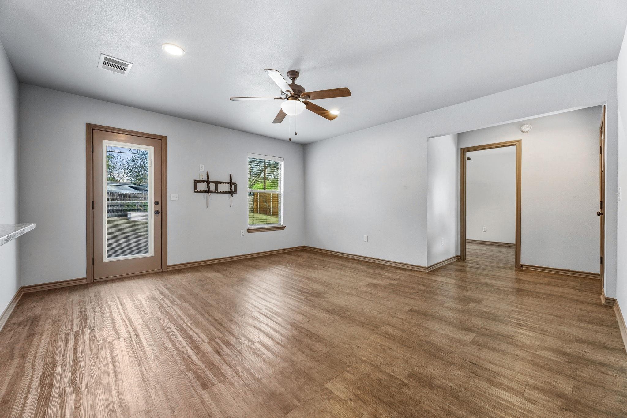 1812 Forestglade DR — photo 5