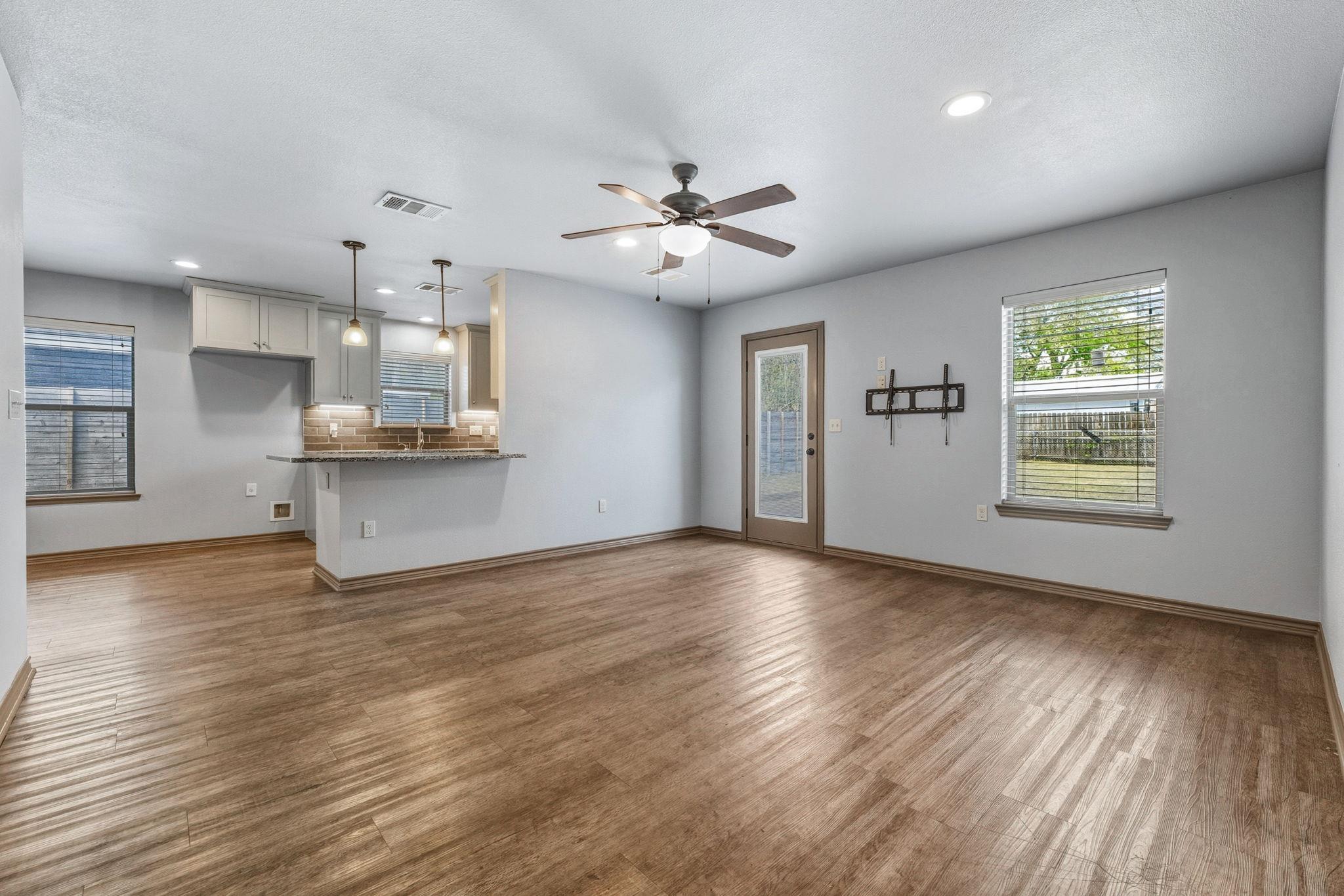 1812 Forestglade DR — photo 4