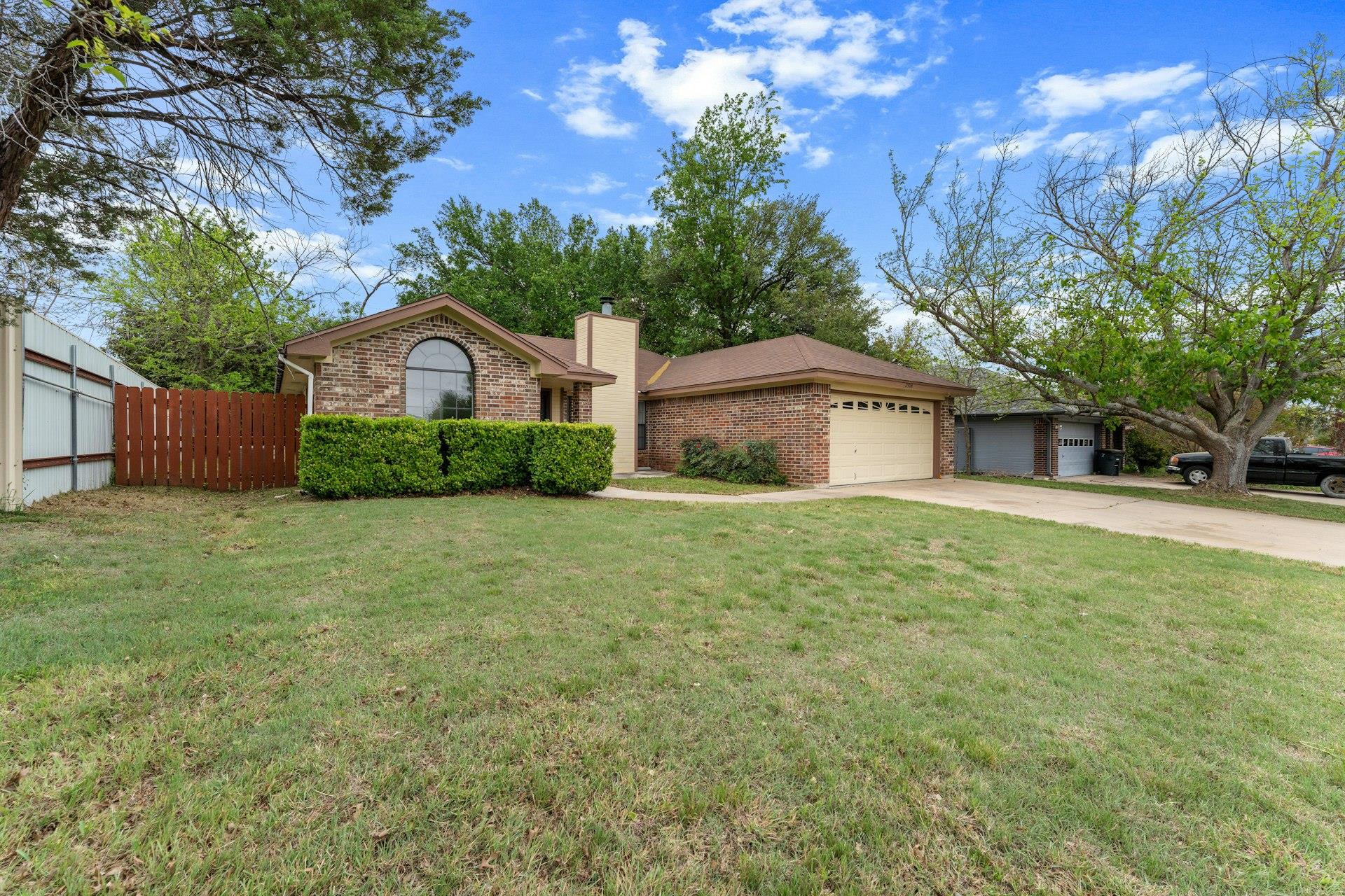 2504 Lazy Ridge DR — photo 3