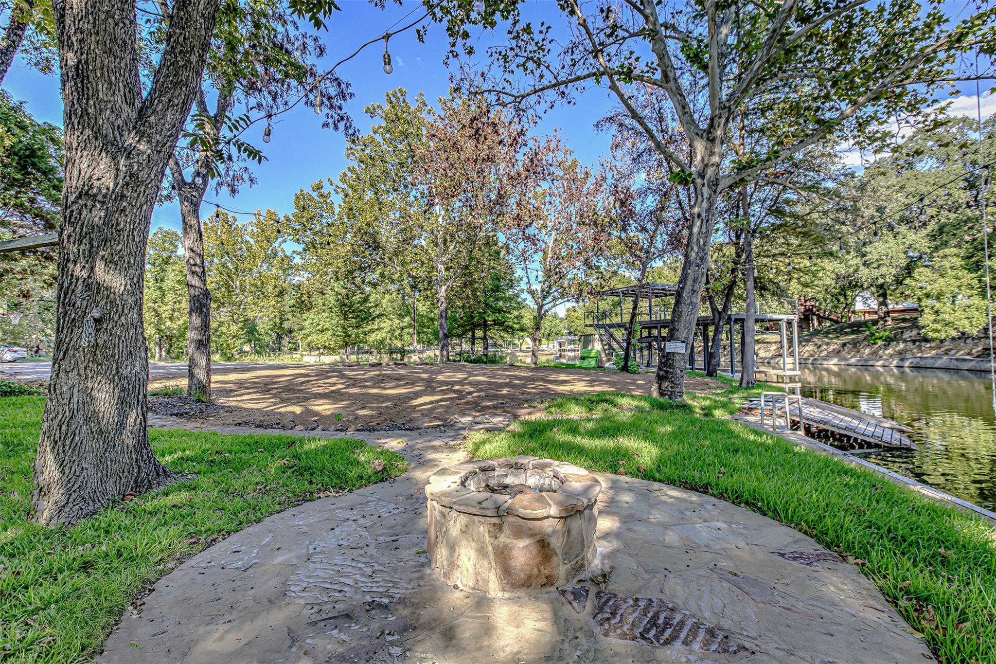1336 Lakeside DR — photo 3