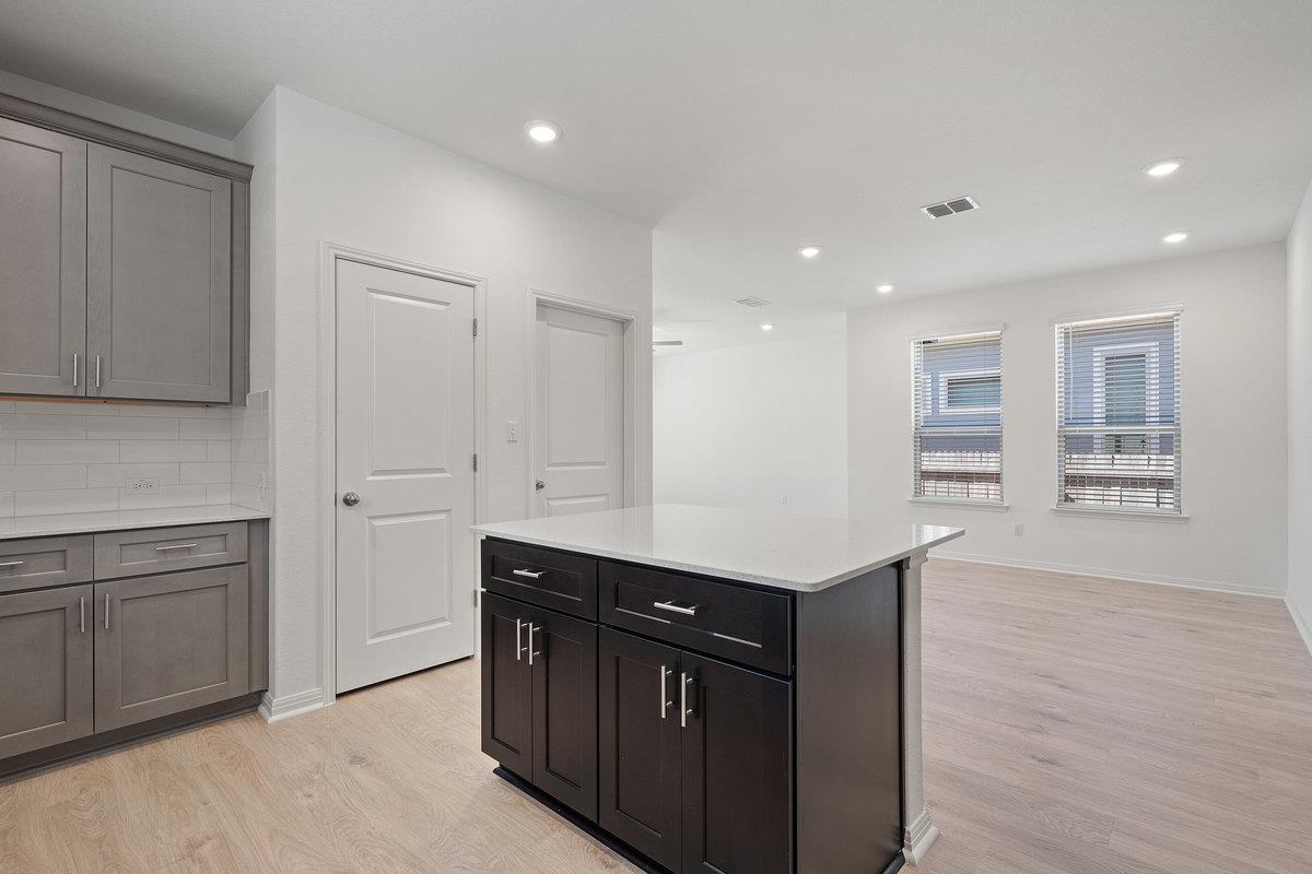 424 Treadwell LN — photo 4