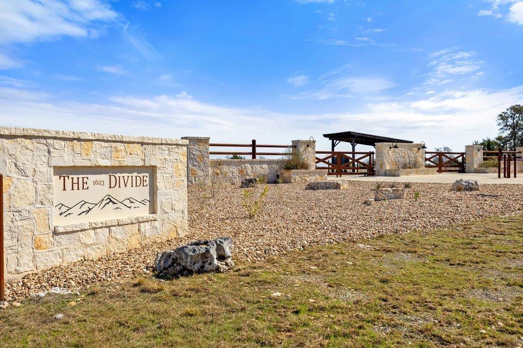 529 Skyline DR — photo 3