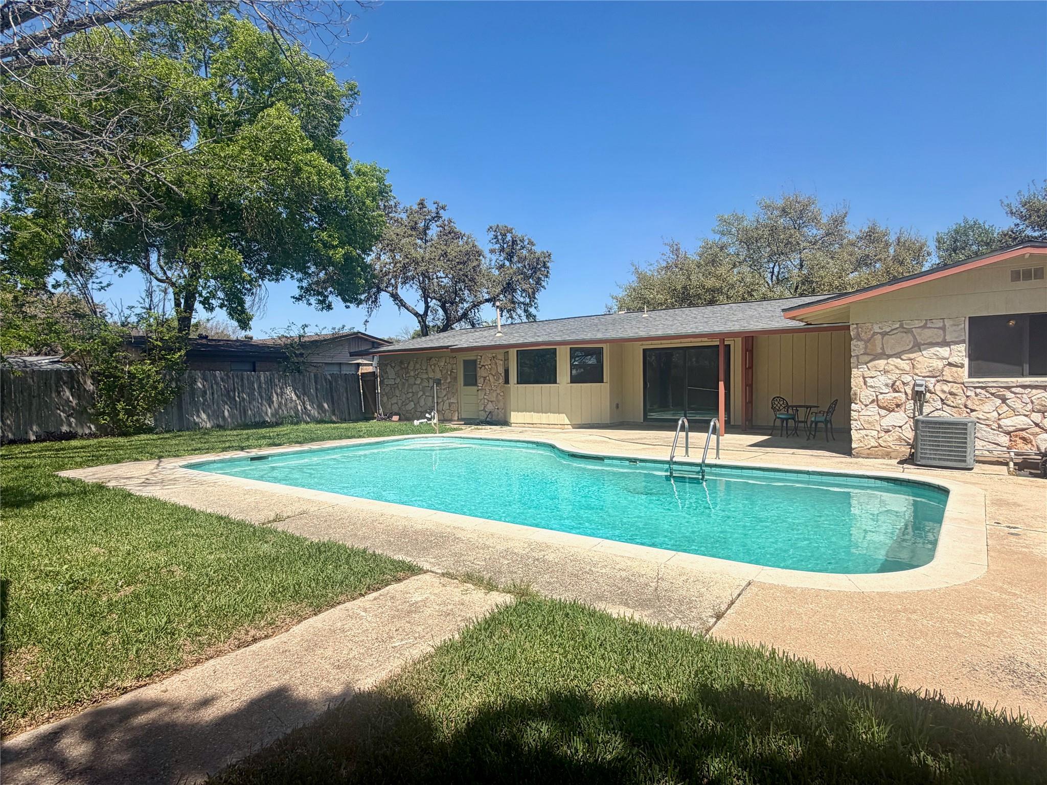 141 Oaklane DR — photo 3