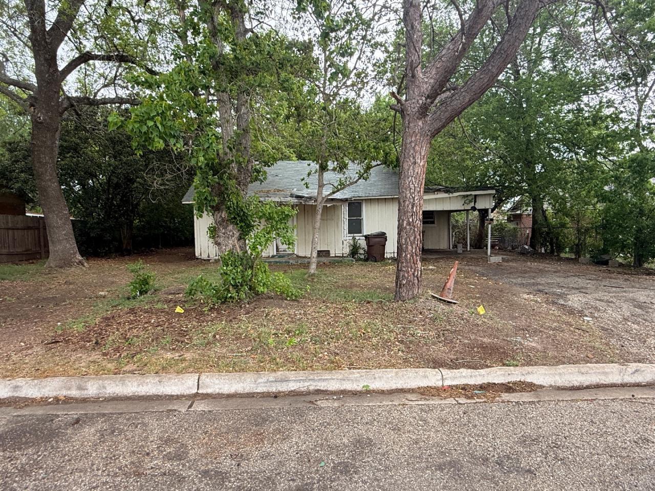 918 Brazos ST