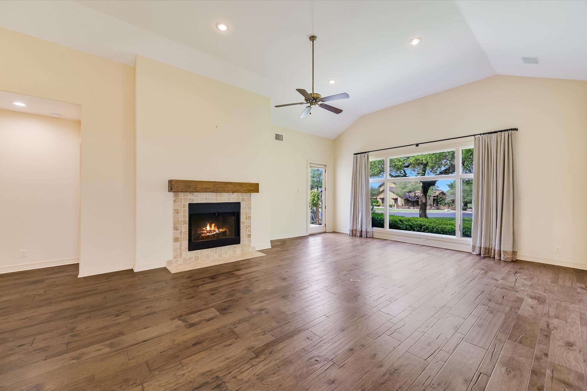 2300 FOUNDERS CIR — photo 4