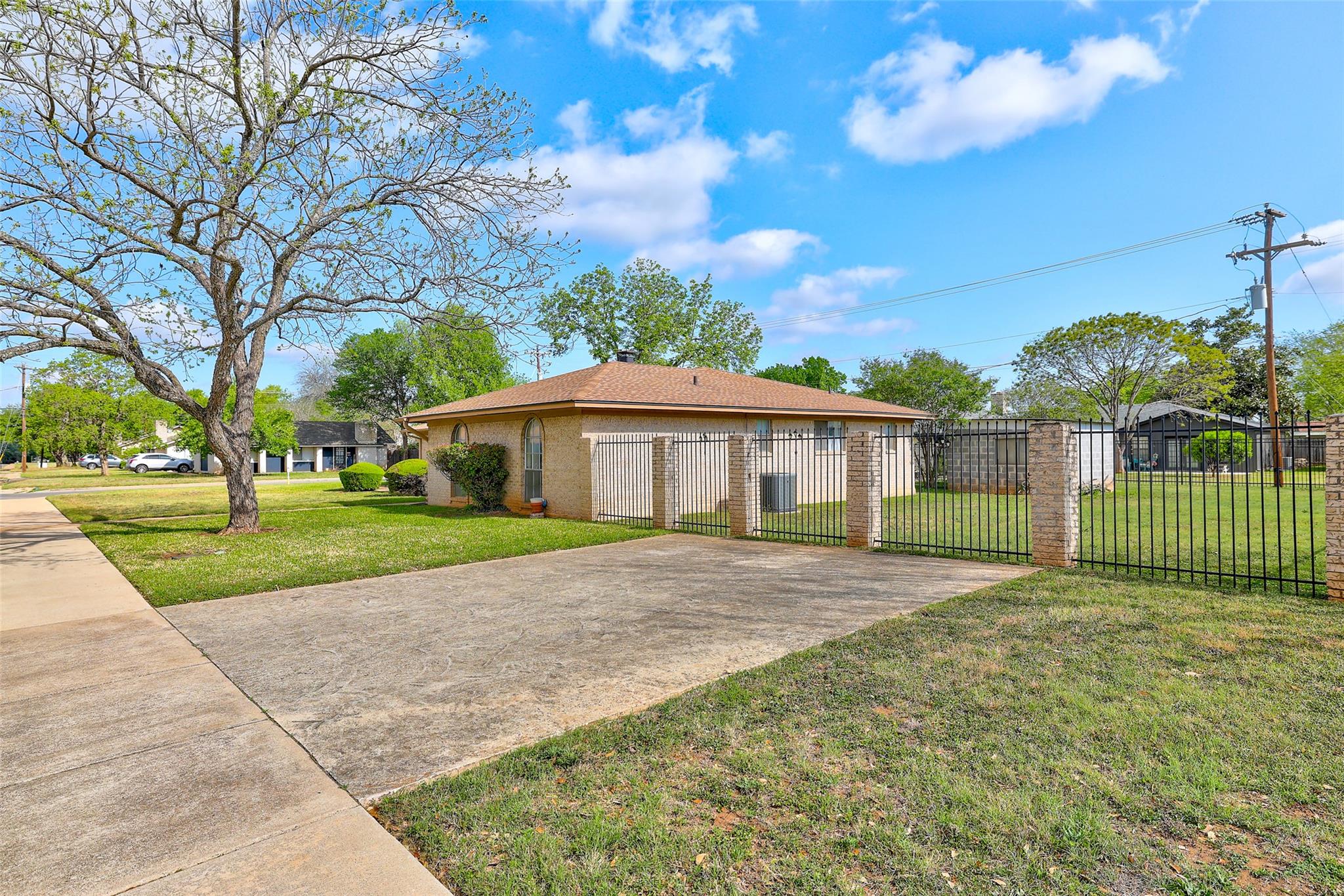 2303 Dawn DR — photo 3