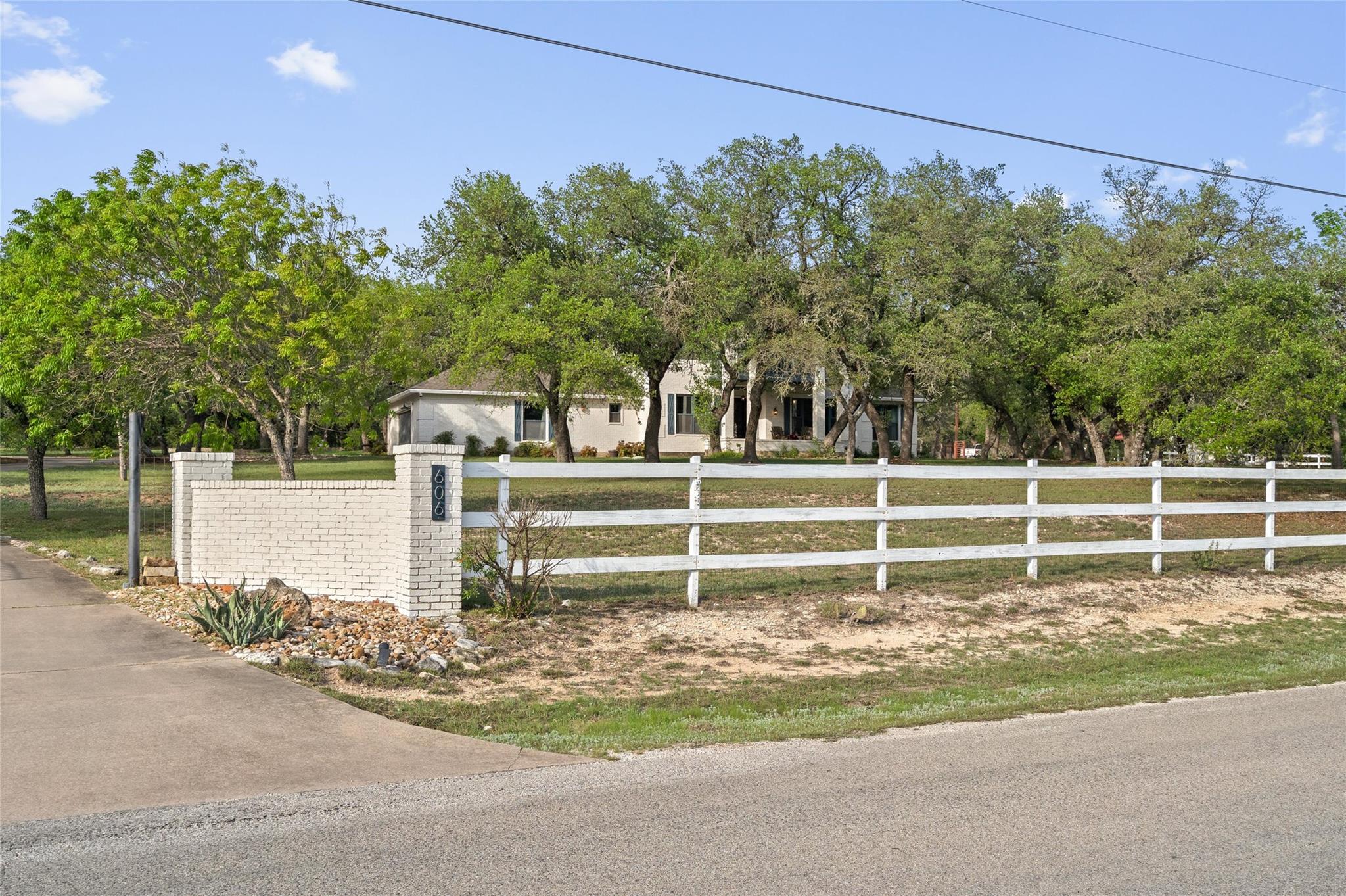 606 Winchester DR — photo 3