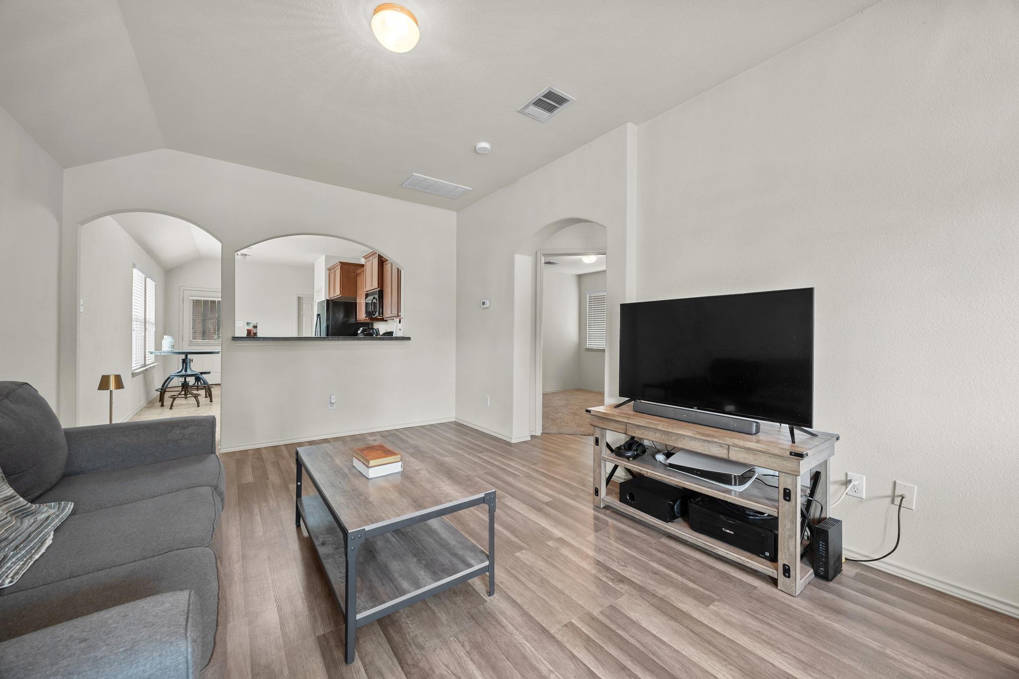 621 Amber LN — photo 3