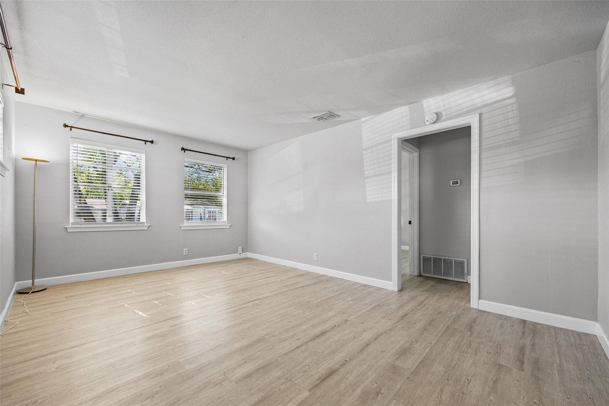 4709 Leslie Ave — photo 4