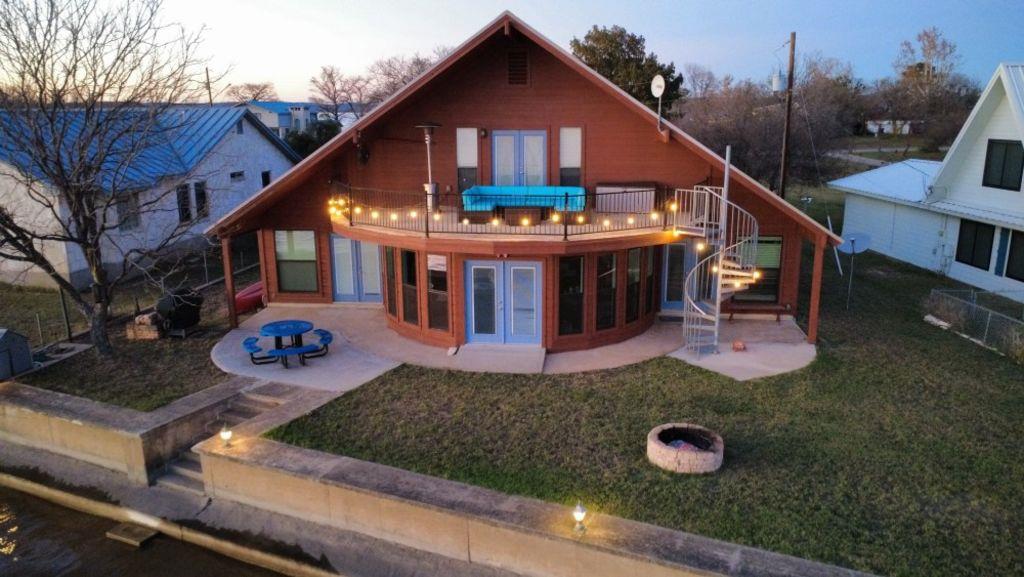 746 Island DR