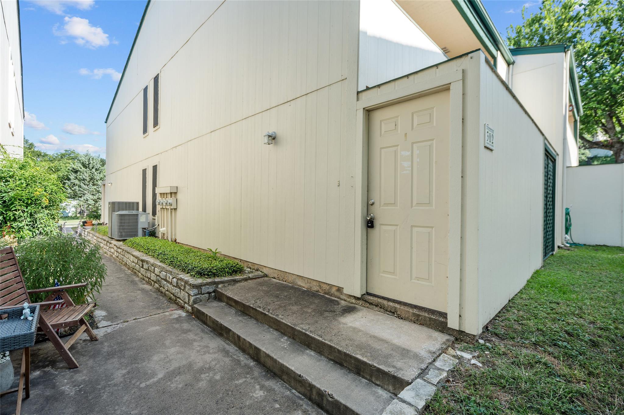 6718 Silvermine DR #302 — photo 3